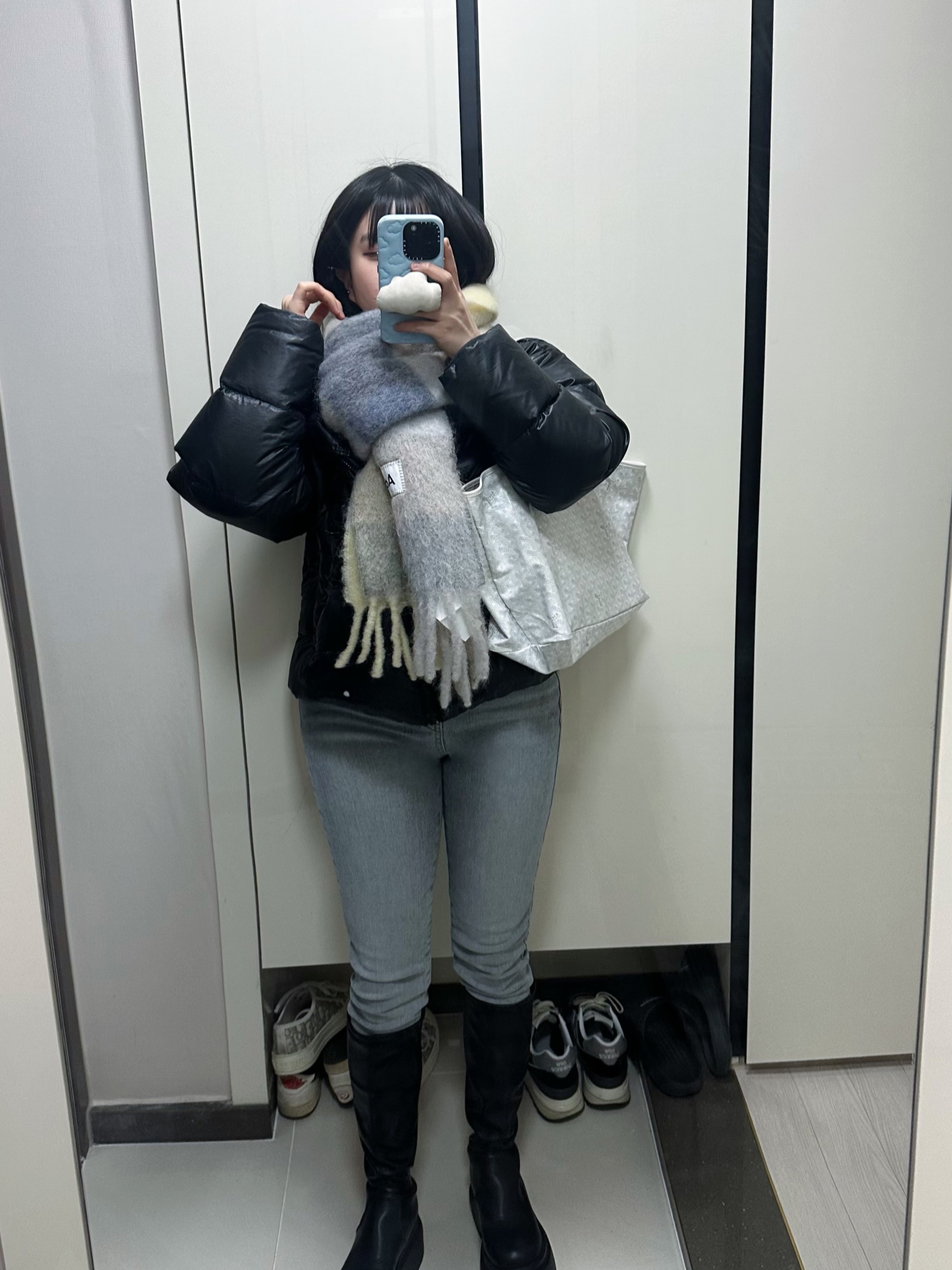 Goyard Saint Louis PM Bag White, Acne Studios Mohair Check Muffler Vanilla Beige 착용 스타일 - 1