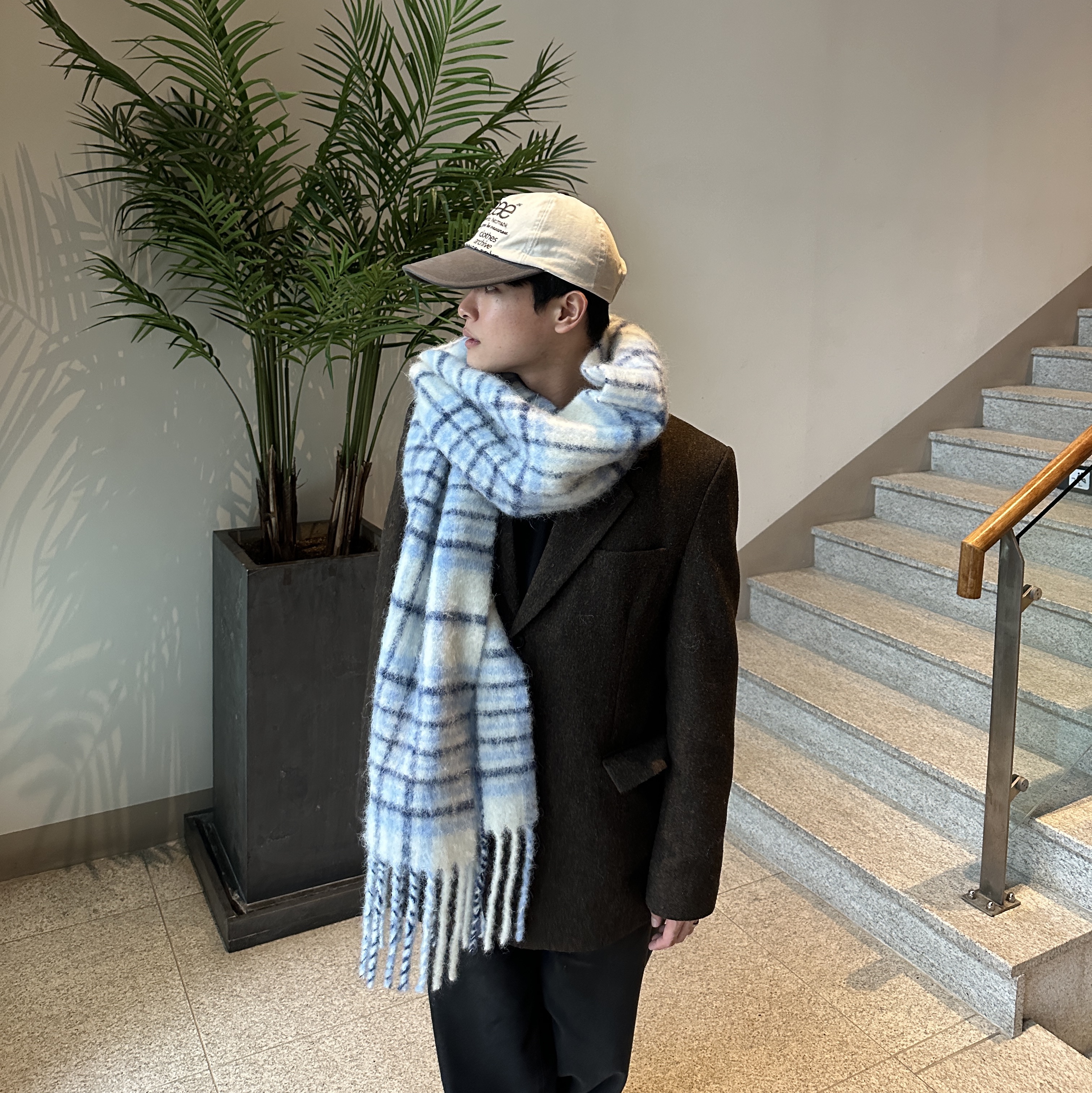 Jacquemus L’echarpe Carro Le Chouchou Jacquard Check Muffler Light Blue 착용 스타일