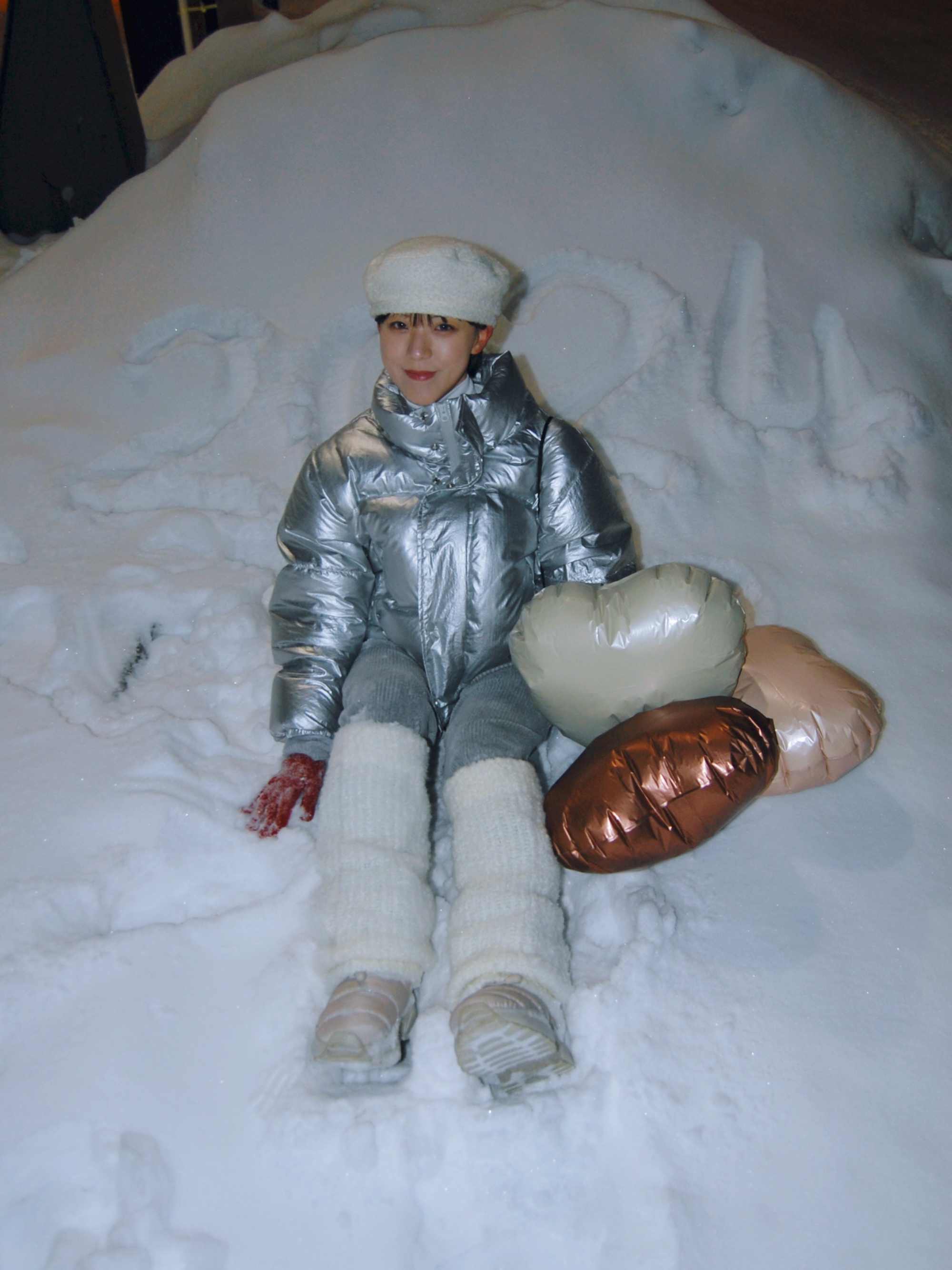 Millo Women Curved Short Puffer Jacket Silver 착용 스타일 - 4