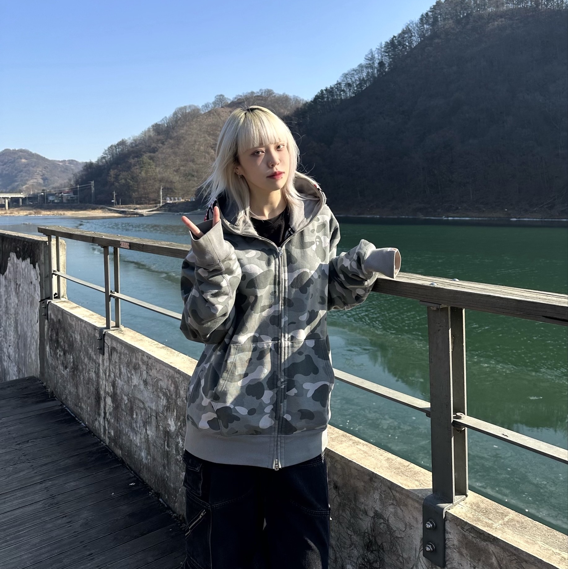 (W) Balenciaga 3XL Sneakers Light Beige, (W) BAPE Sta Camo Shark Full Zip Hoodie Black 착용 스타일 - 1