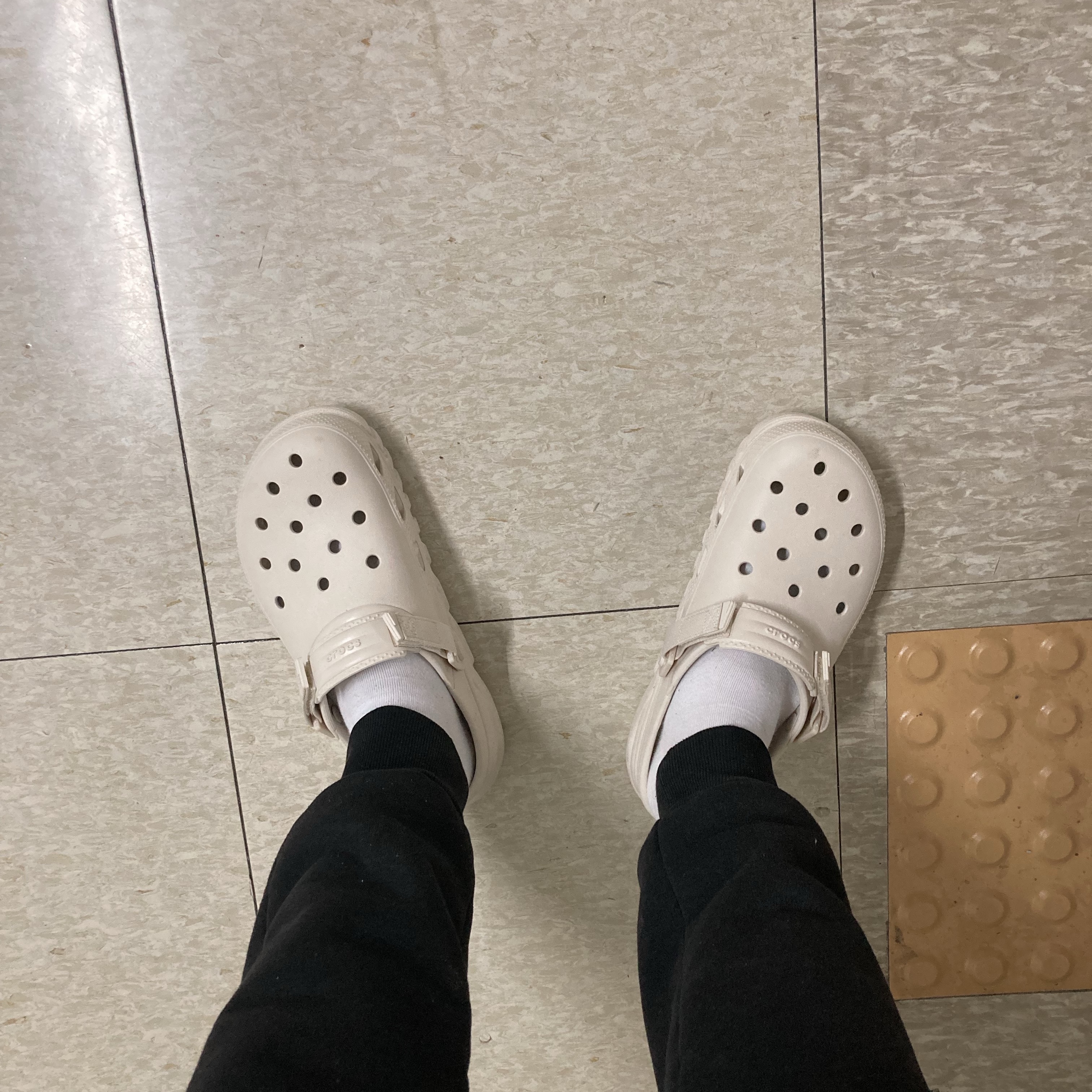 Crocs Duet Max II Clog Stucco 착용 스타일