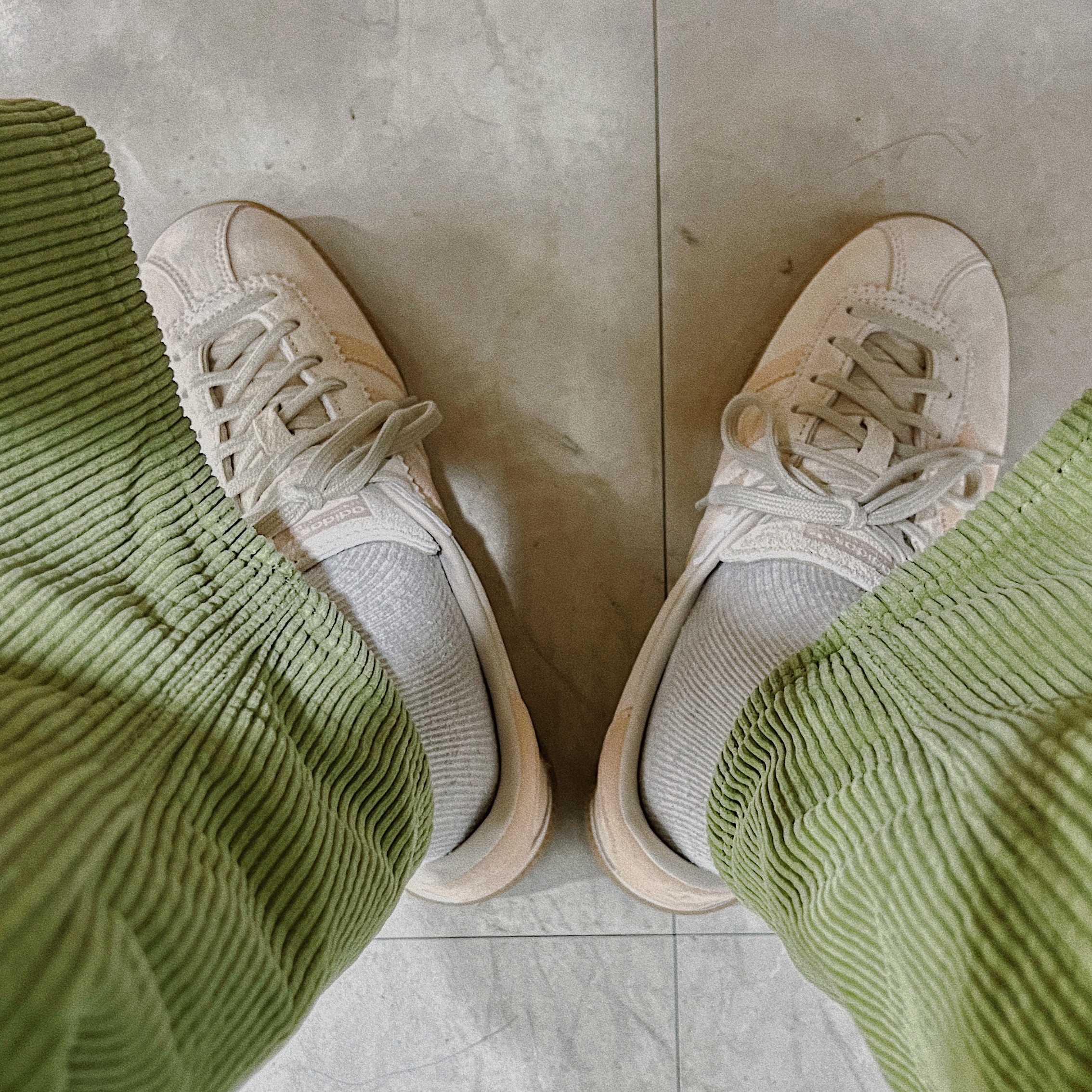 Adidas Bermuda Wonder White 착용 스타일