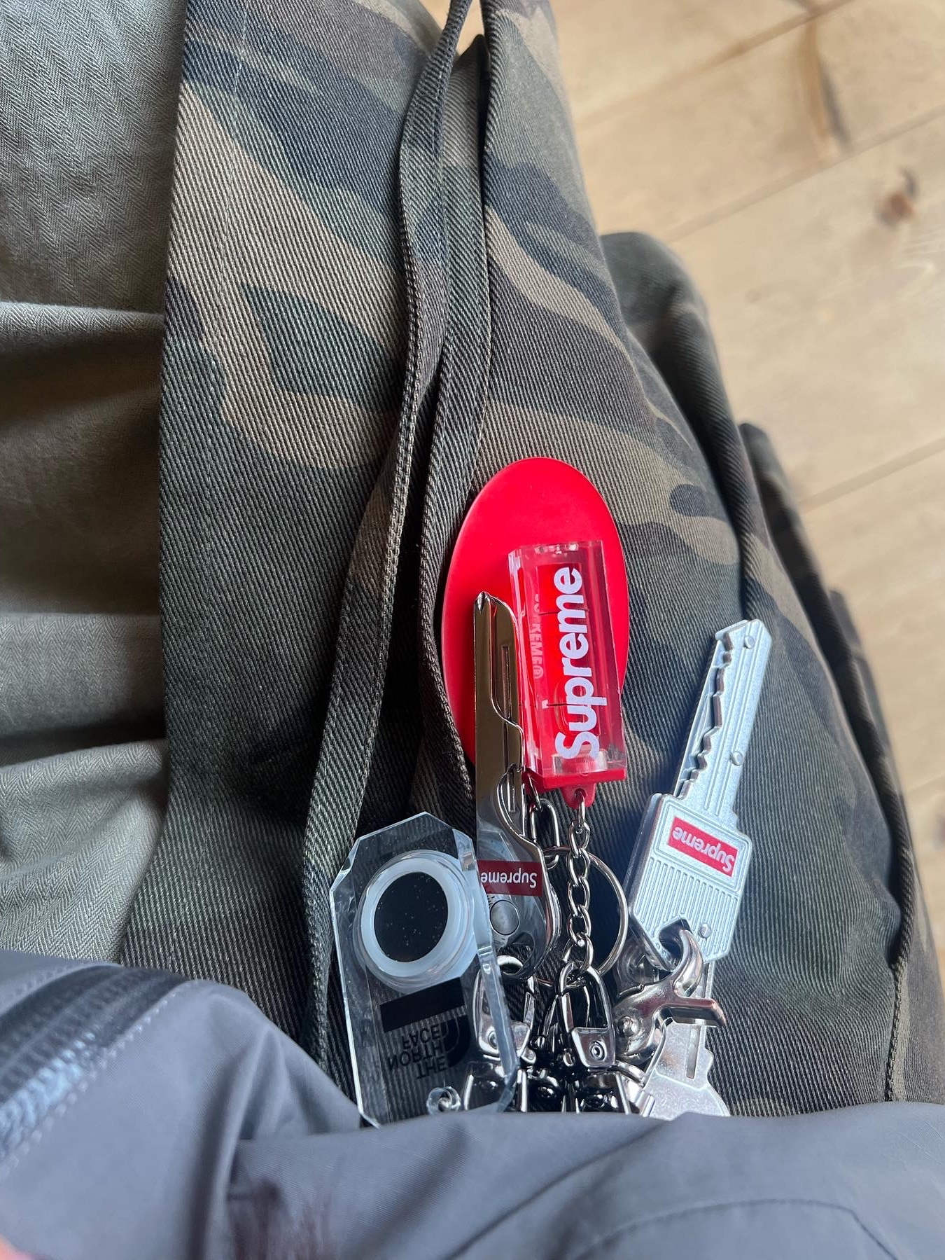 Supreme Level Keychain Red - 18FW, Arc'teryx x Beams Zeta SL Jacket Grey 착용 스타일 - 2