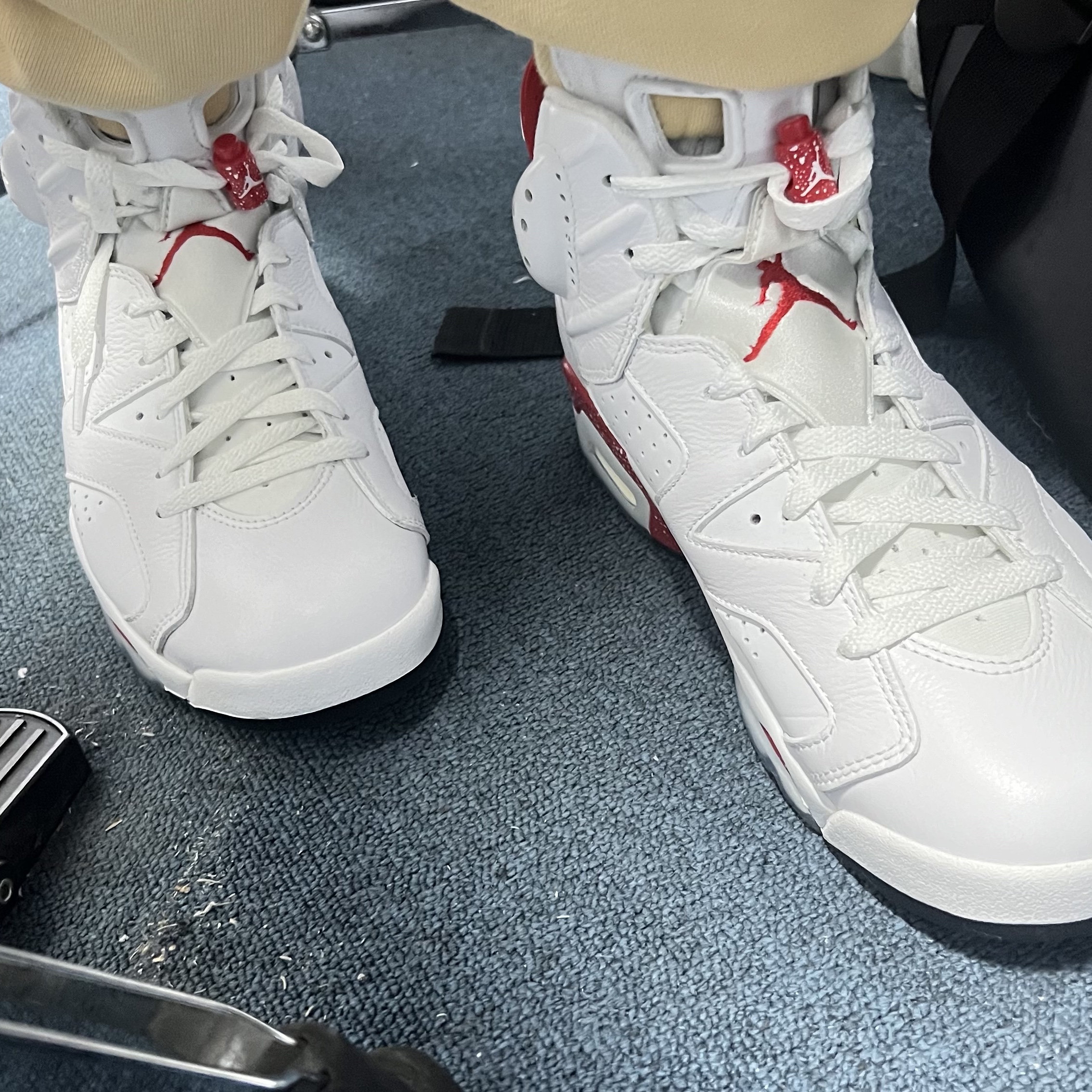 Jordan 6 Retro White and University Red 착용 스타일 - 2