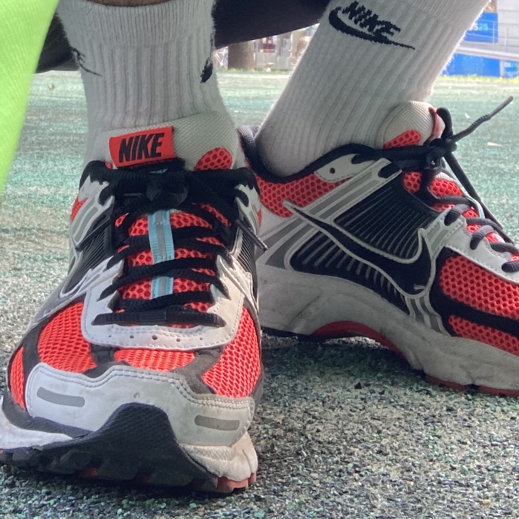 Nike Zoom Vomero 5 SE Bright Crimson 착용 스타일