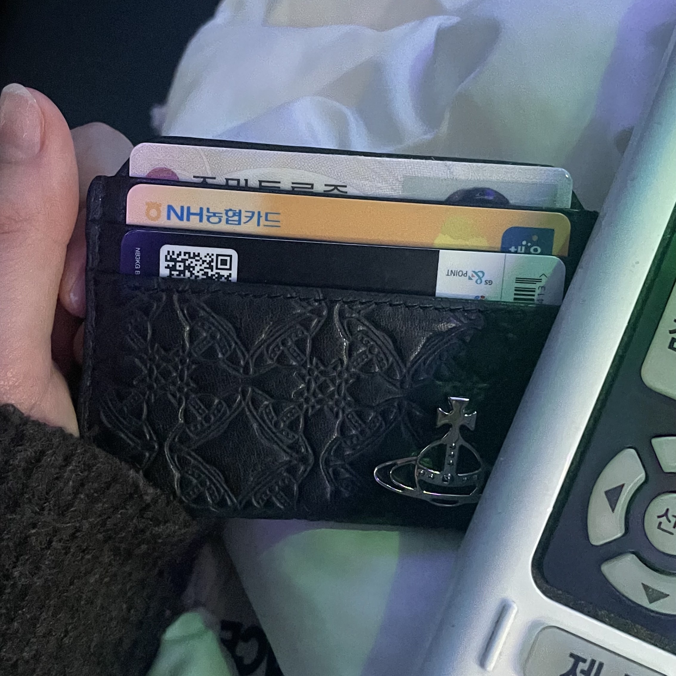 Vivienne Westwood Embossed Slim Card Holder Black 착용 스타일