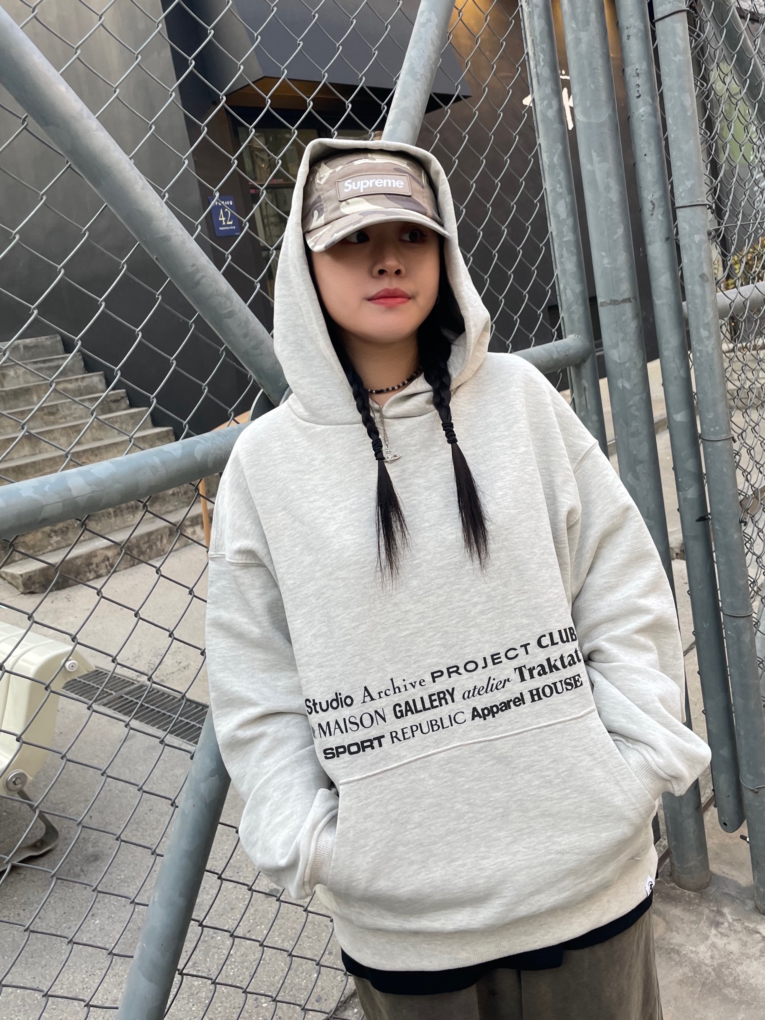 Traktat Fashion Brand Logopedia Sweat Hoodie Oatmeal, Supreme Military Camp Cap Stone Camo - 23SS 착용 스타일 - 4