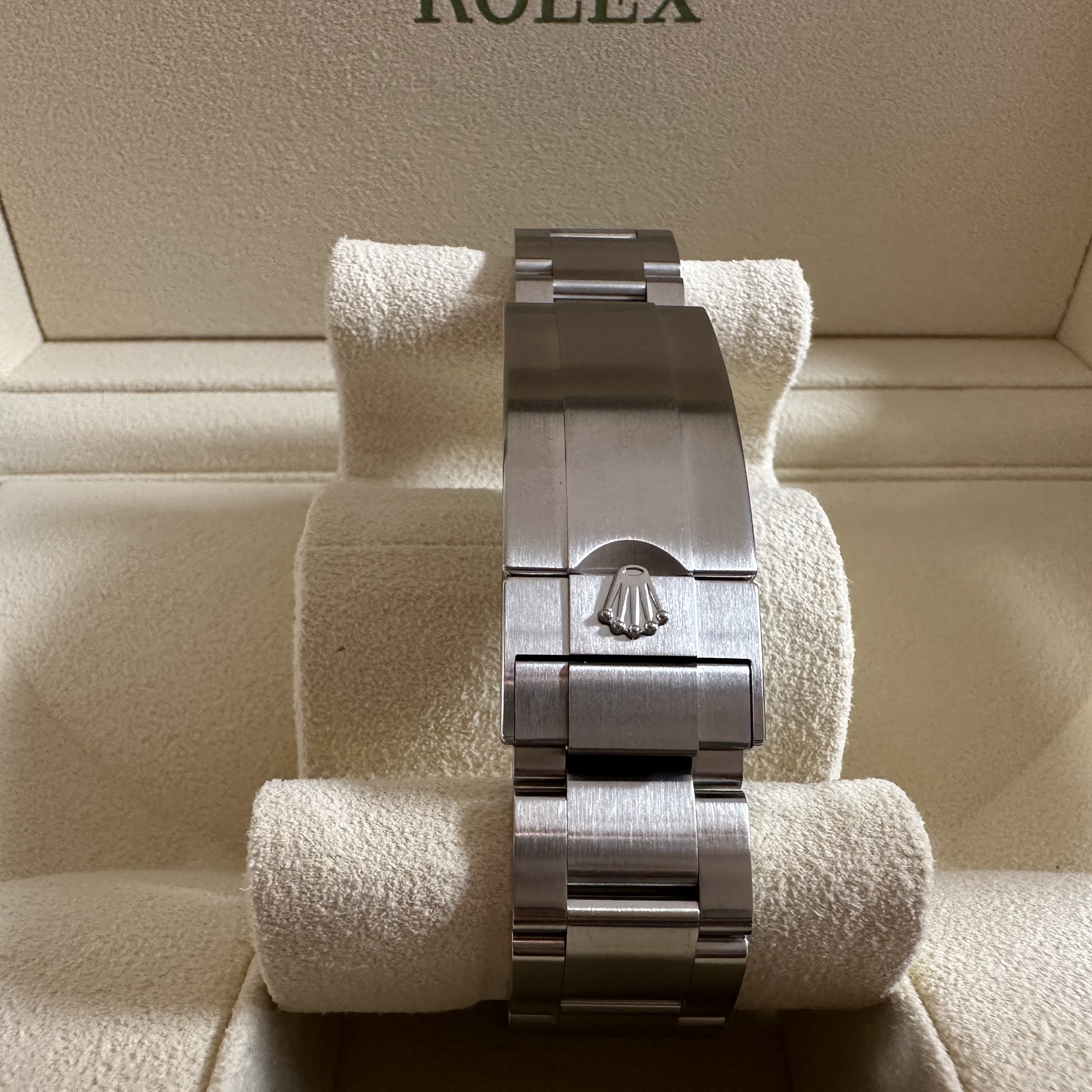 Rolex Submariner 41mm 124060 Black Oyster 착용 스타일 - 3