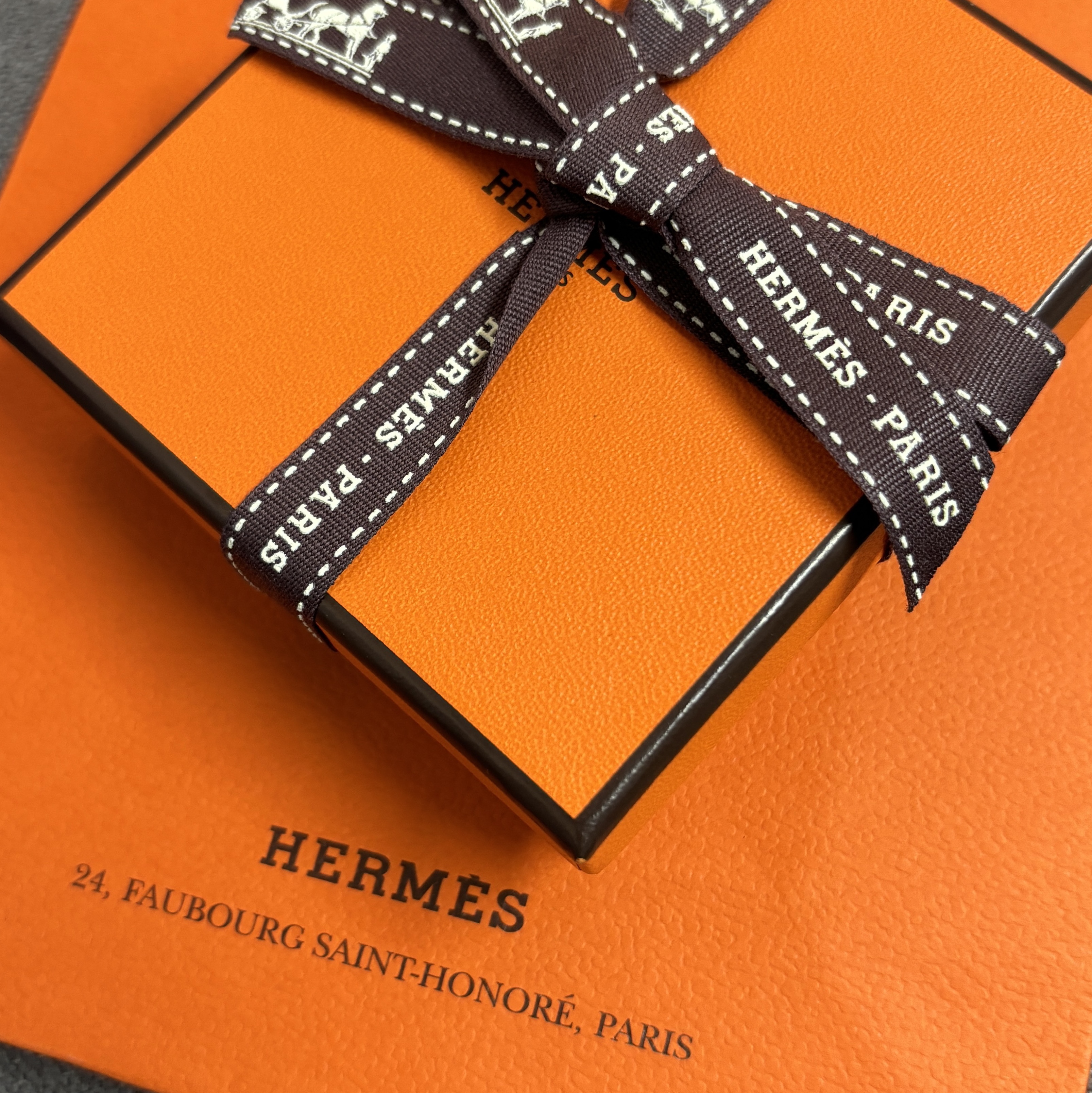 (W) Hermes Mini Pop H Earrings Rose Gold & Rose Dragee 착용 스타일 - 1