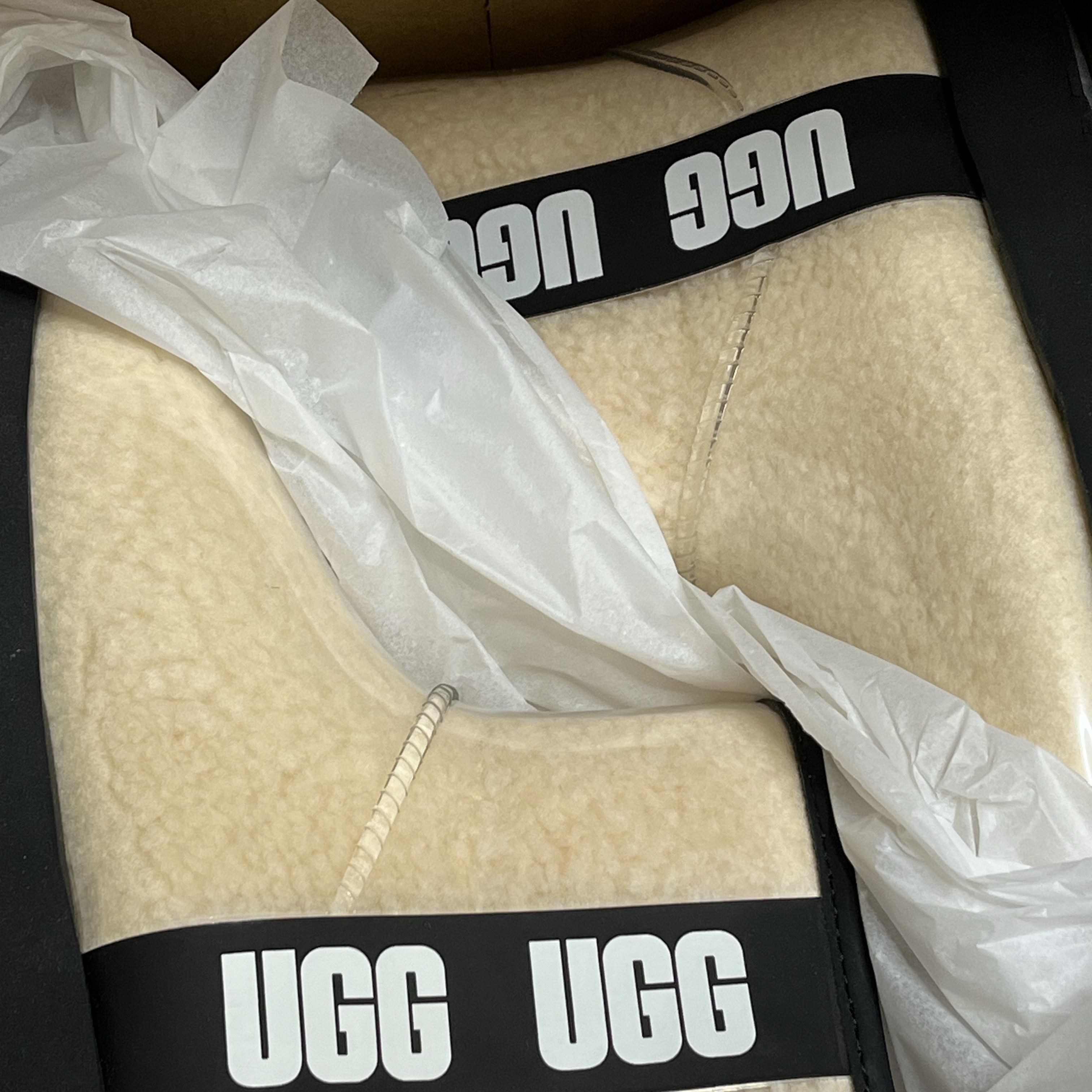 (W) UGG Classic Clear Mini Boots Natural Black 착용 스타일 - 1