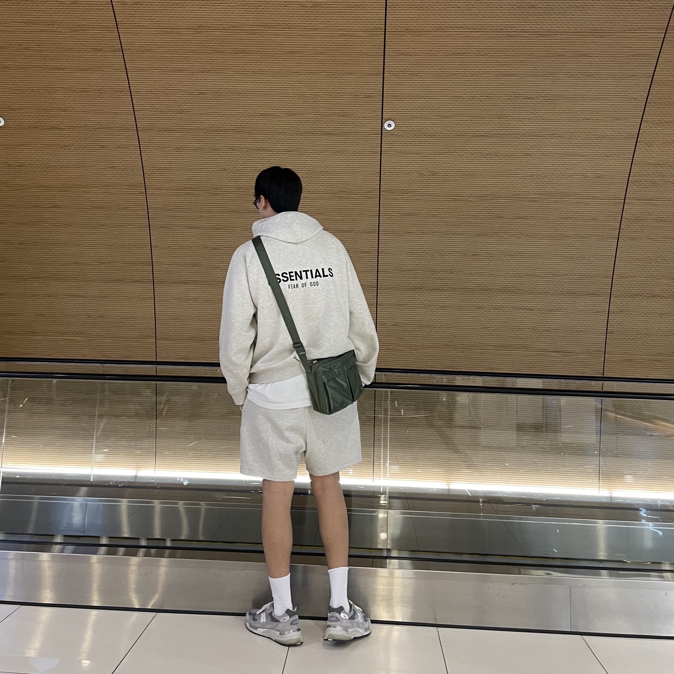 Essentials Pull-Over Hoodie Oatmeal - 21SS, Essentials Sweatshorts Oatmeal - 21SS 착용 스타일