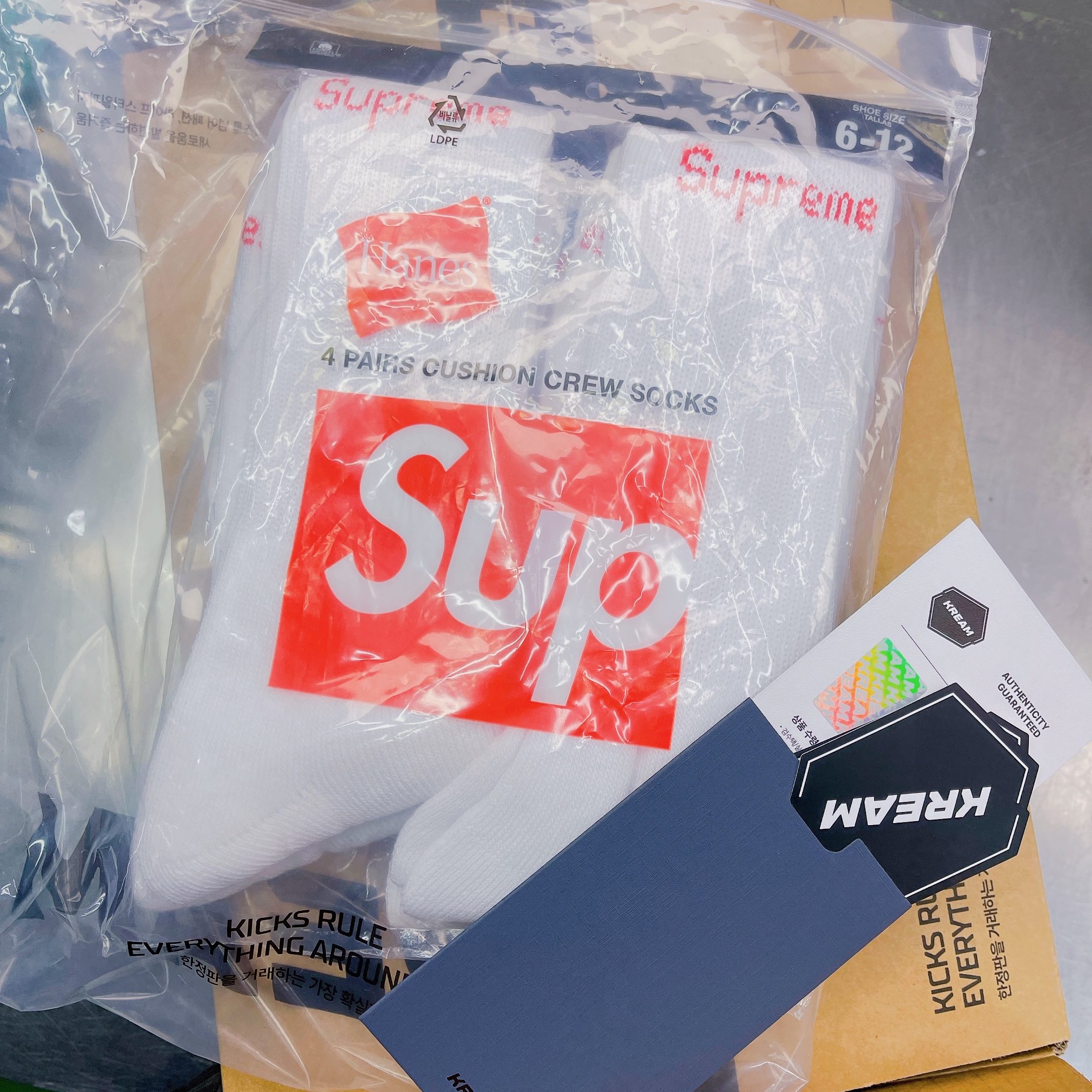 Supreme Hanes Crew Socks White (4 Pack) 착용 스타일