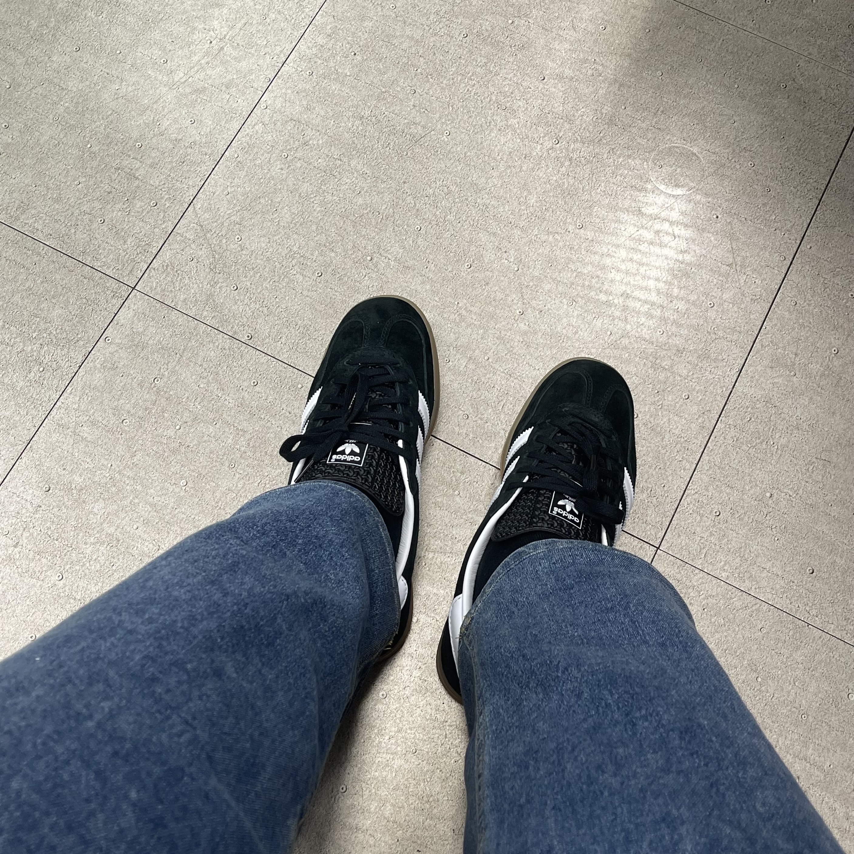 아디다스 가젤 인도어 코어 블랙 착용 스타일