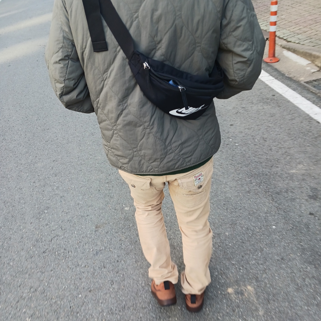 Nike x Tom Sachs General Purpose Shoe Brown, Nike Heritage Waistpack Black 착용 스타일 - 2