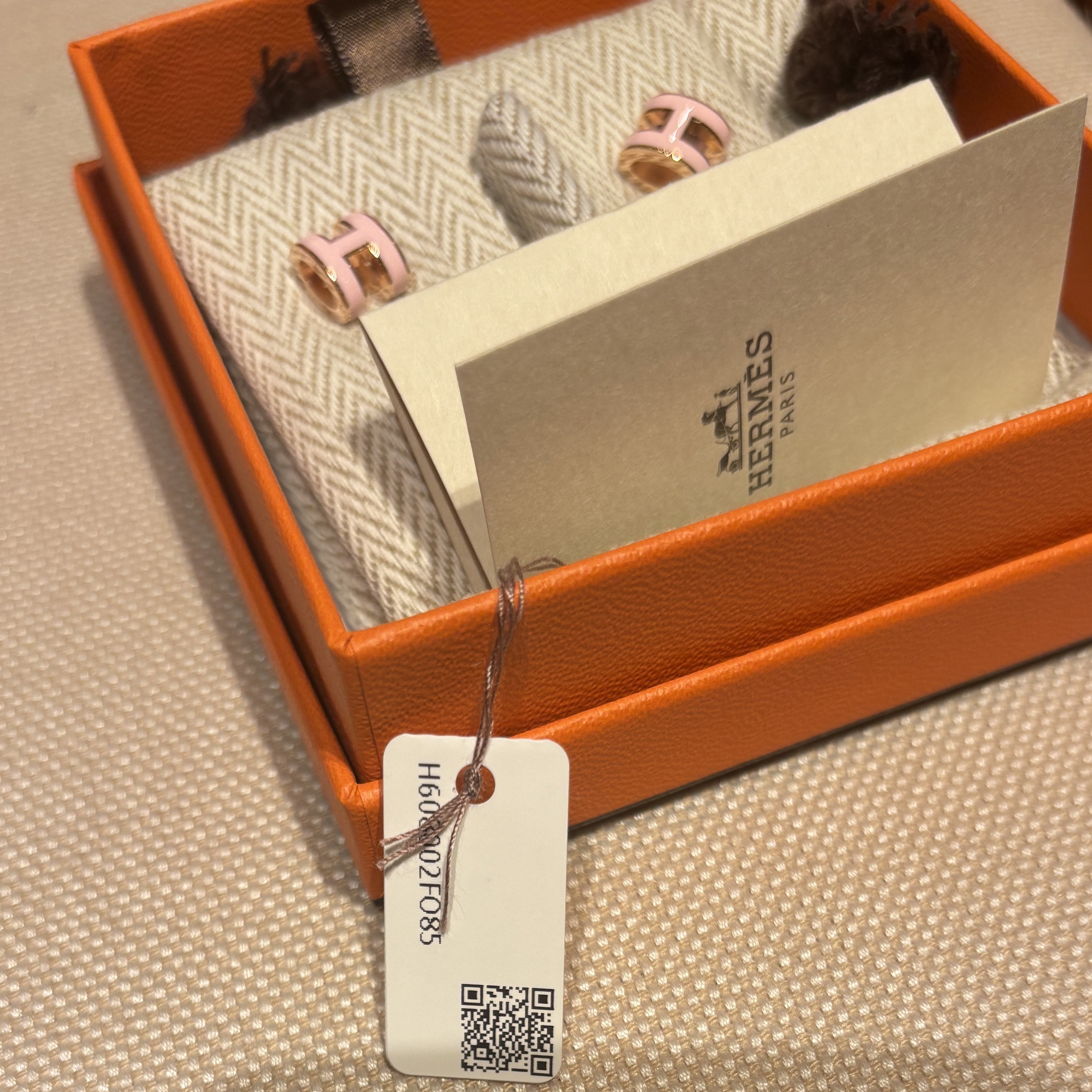 (W) Hermes Mini Pop H Earrings Rose Gold & Rose Dragee 착용 스타일 - 3