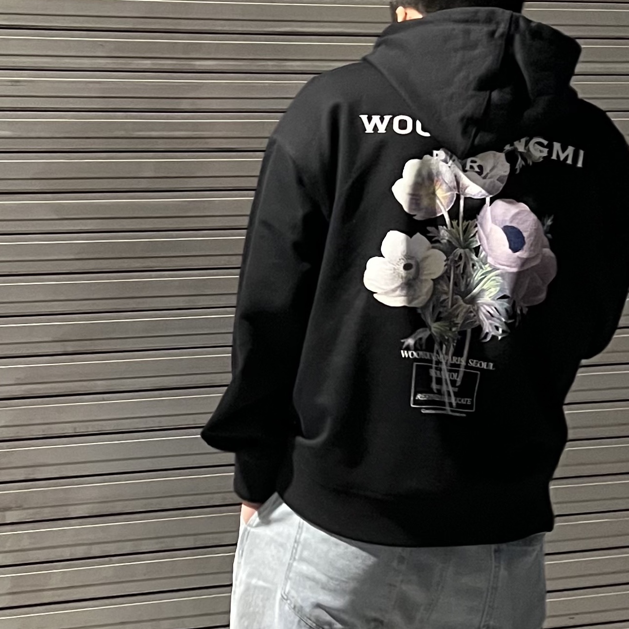 Wooyoungmi Flower Back Logo Hoodie Black - 23FW 착용 스타일 - 2