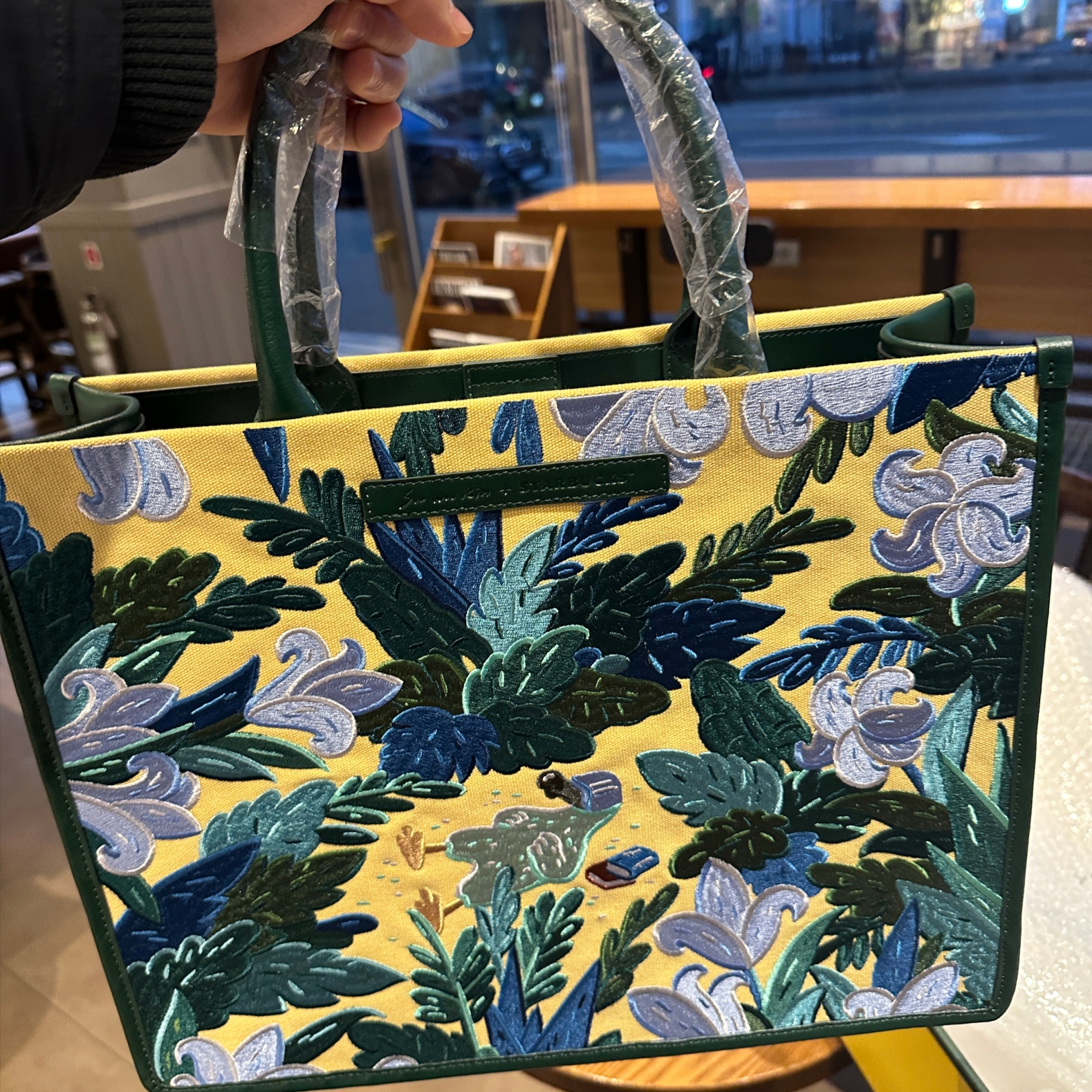 Starbucks x Sun Woo Kim Dodo Embroidery Large Tote Bag 착용 스타일