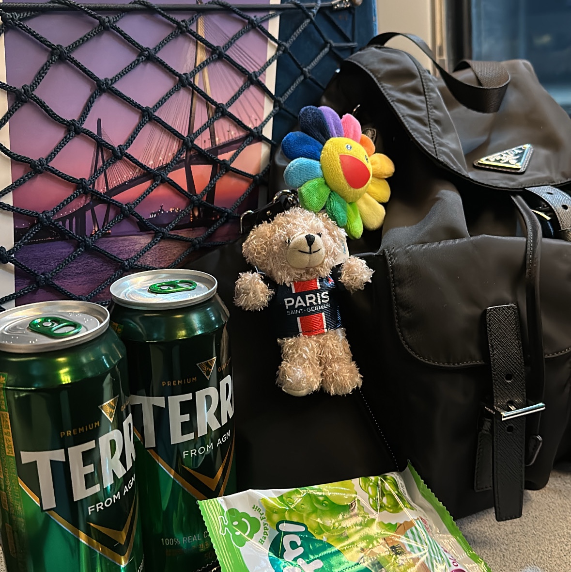 Paris Saint-Germain Justice Pretty Bear Keyring, Prada Re-Nylon Medium Backpack Black 착용 스타일