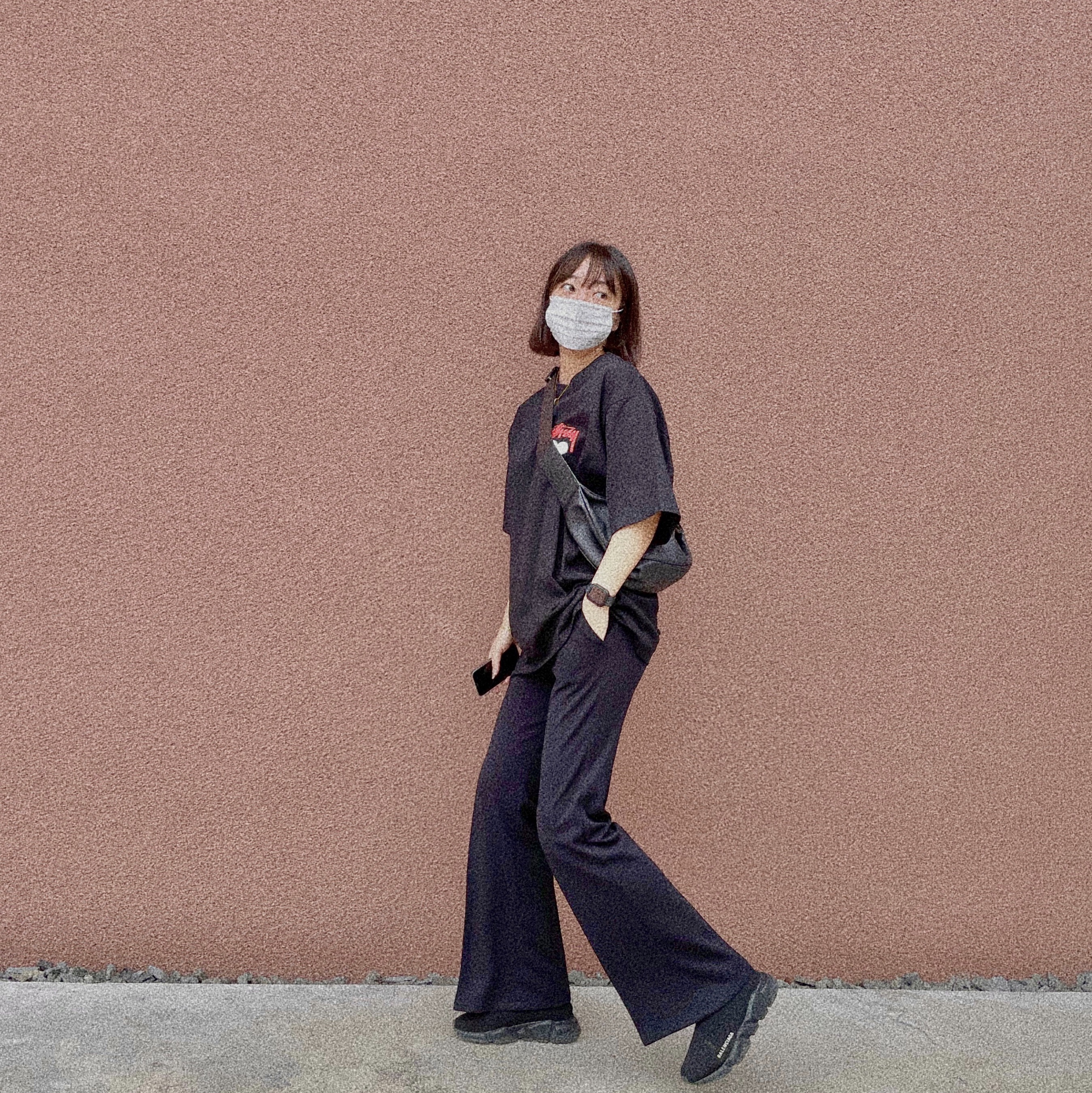COS Leather Crossbody Bag Black, Stussy Stock Heart T-Shirt Black 착용 스타일