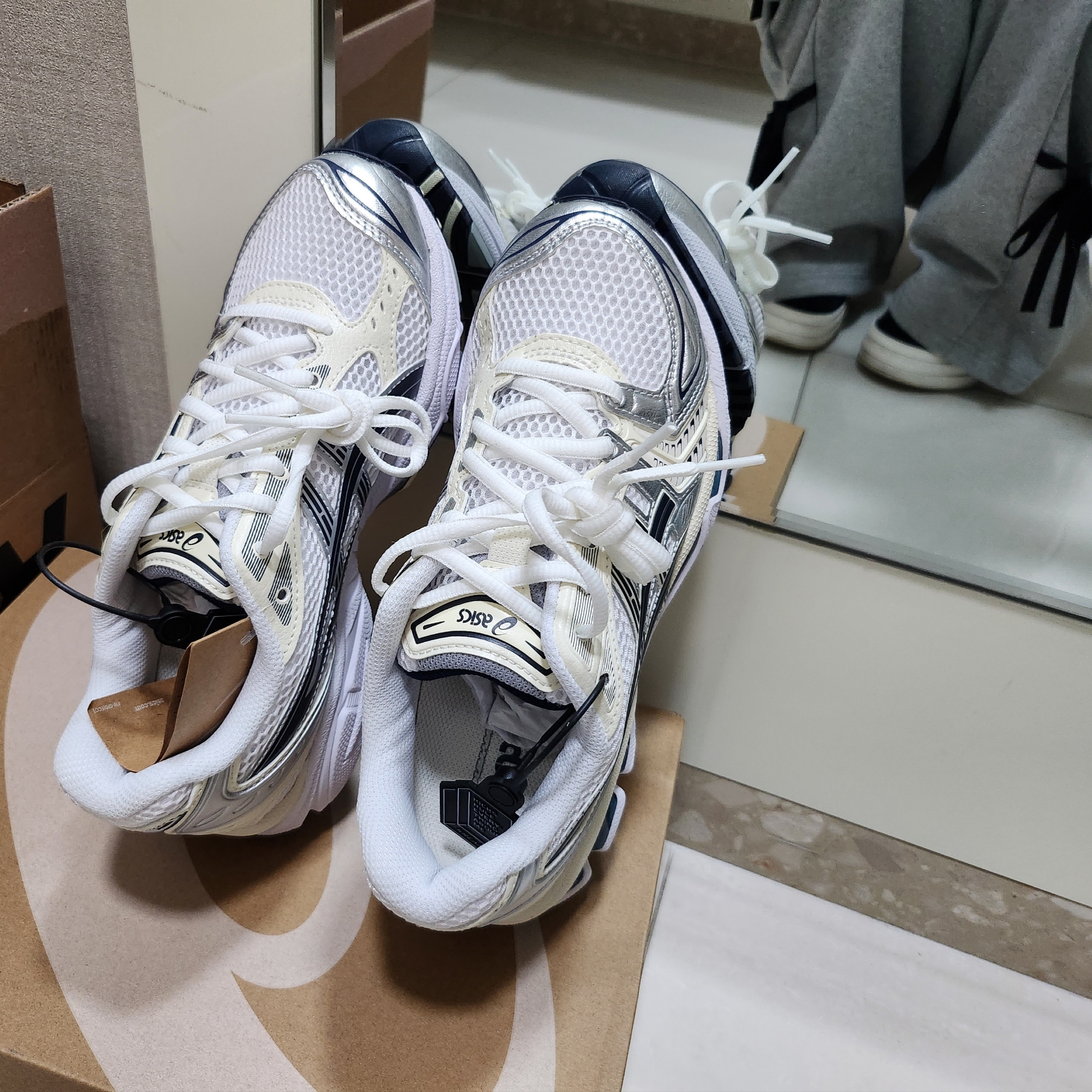 (W) Asics Gel-Kayano 14 White Midnight 착용 스타일 - 5