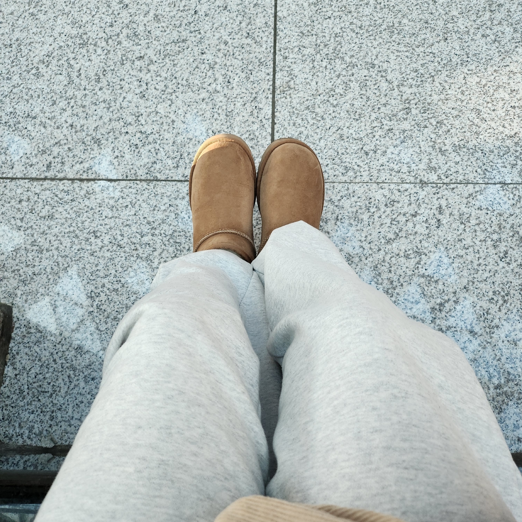 (W) UGG Classic Ultra Mini Boots Chestnut 착용 스타일