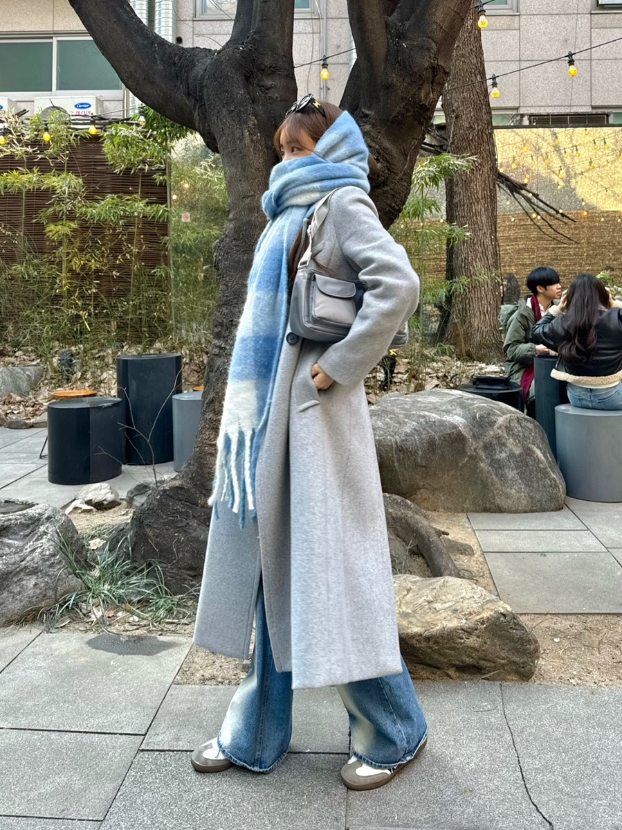 Adidas Samba Vegan White Black, (W) Celine Triomphe 01 Sunglasses in Acetate Black 착용 스타일 - 1