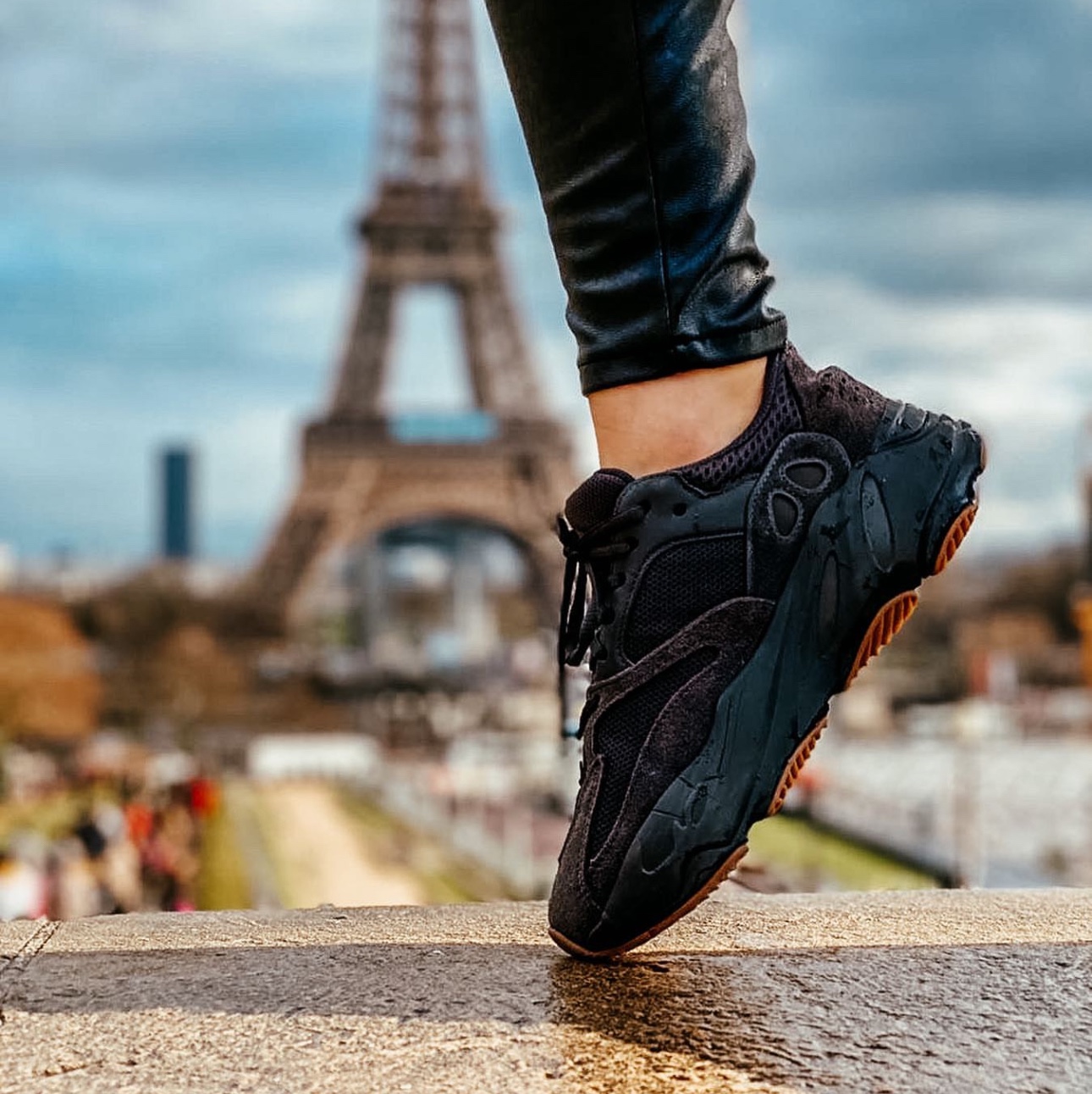 Adidas Yeezy Boost 700 Utility Black 2023 착용 스타일 - 3