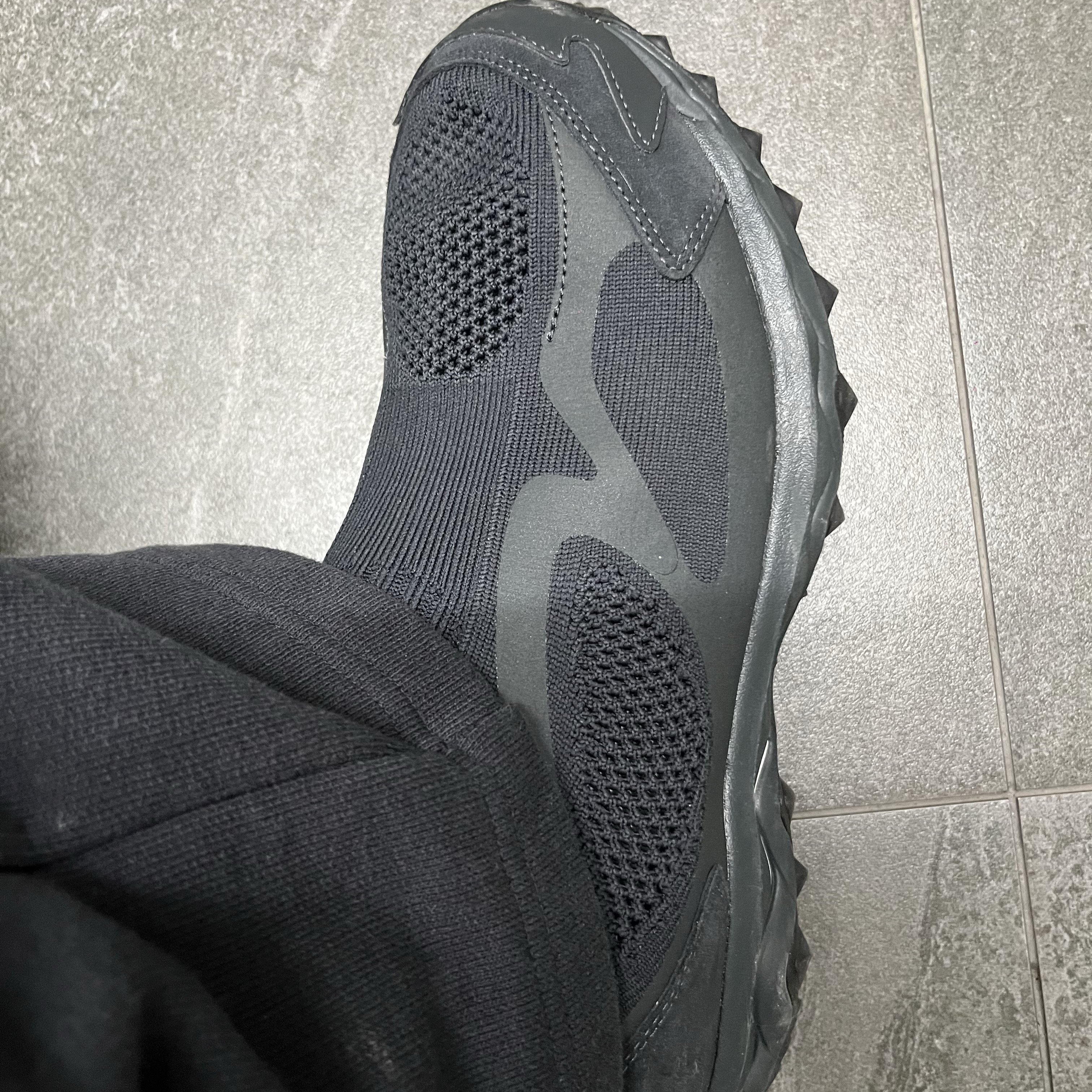 [KREAM 단독] Mizuno Wave Mujin TL Mid GTX Nonnative Black 착용 스타일 - 2