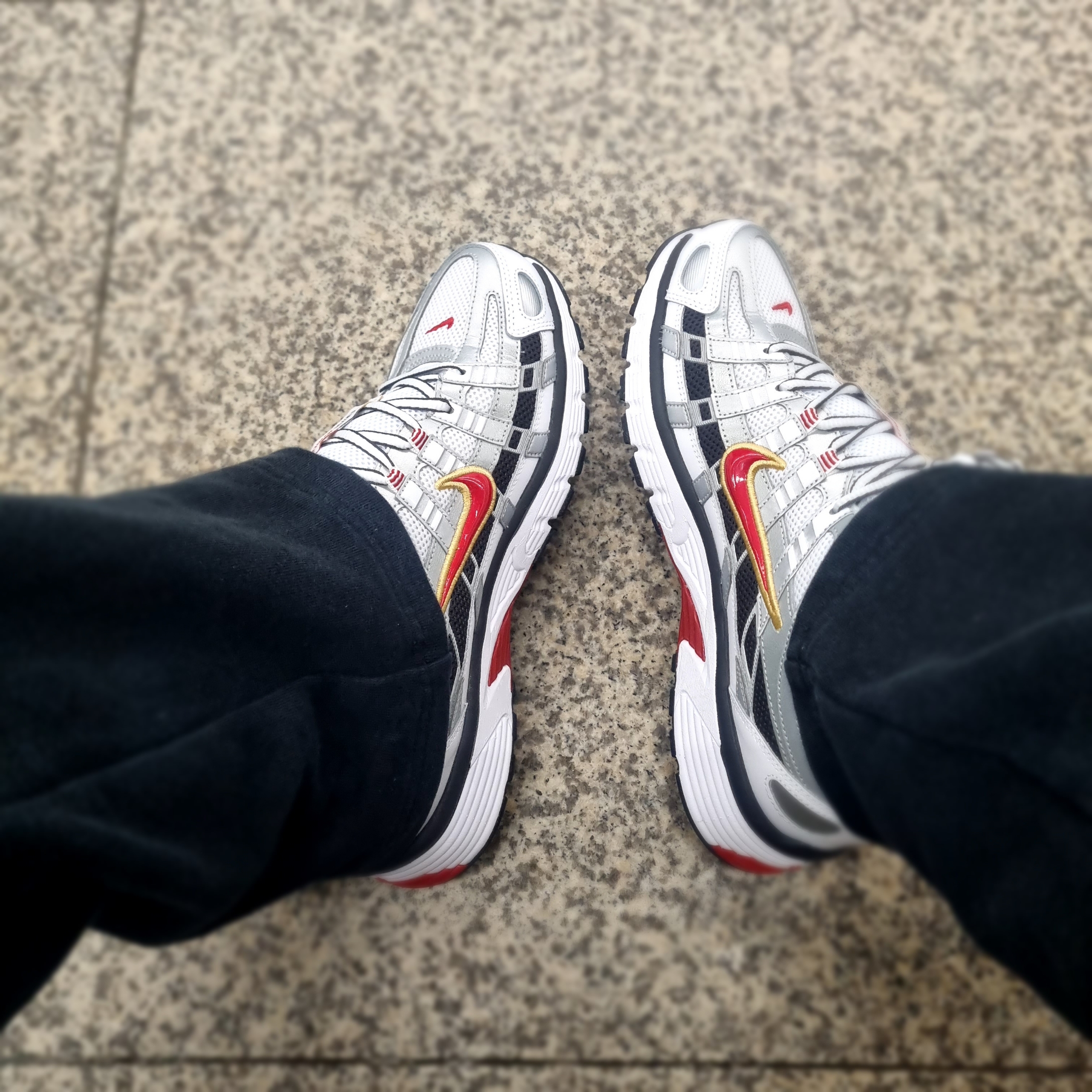 (W) Nike P-6000 Metallic Silver Red 착용 스타일