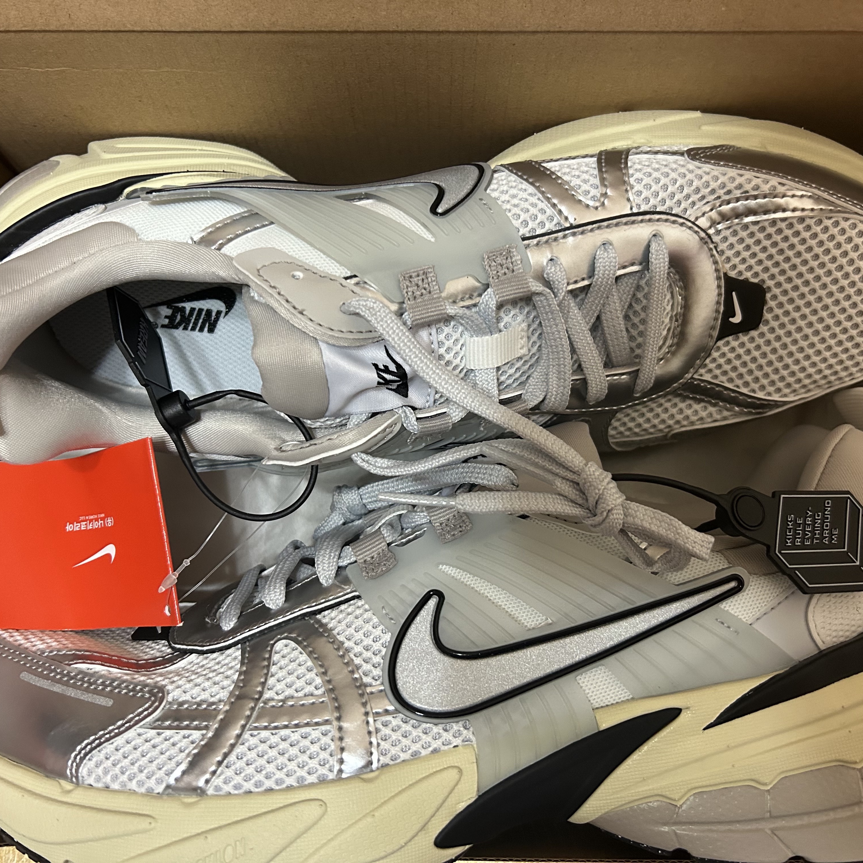 Nike V2K Run Summit White Metallic Silver 착용 스타일