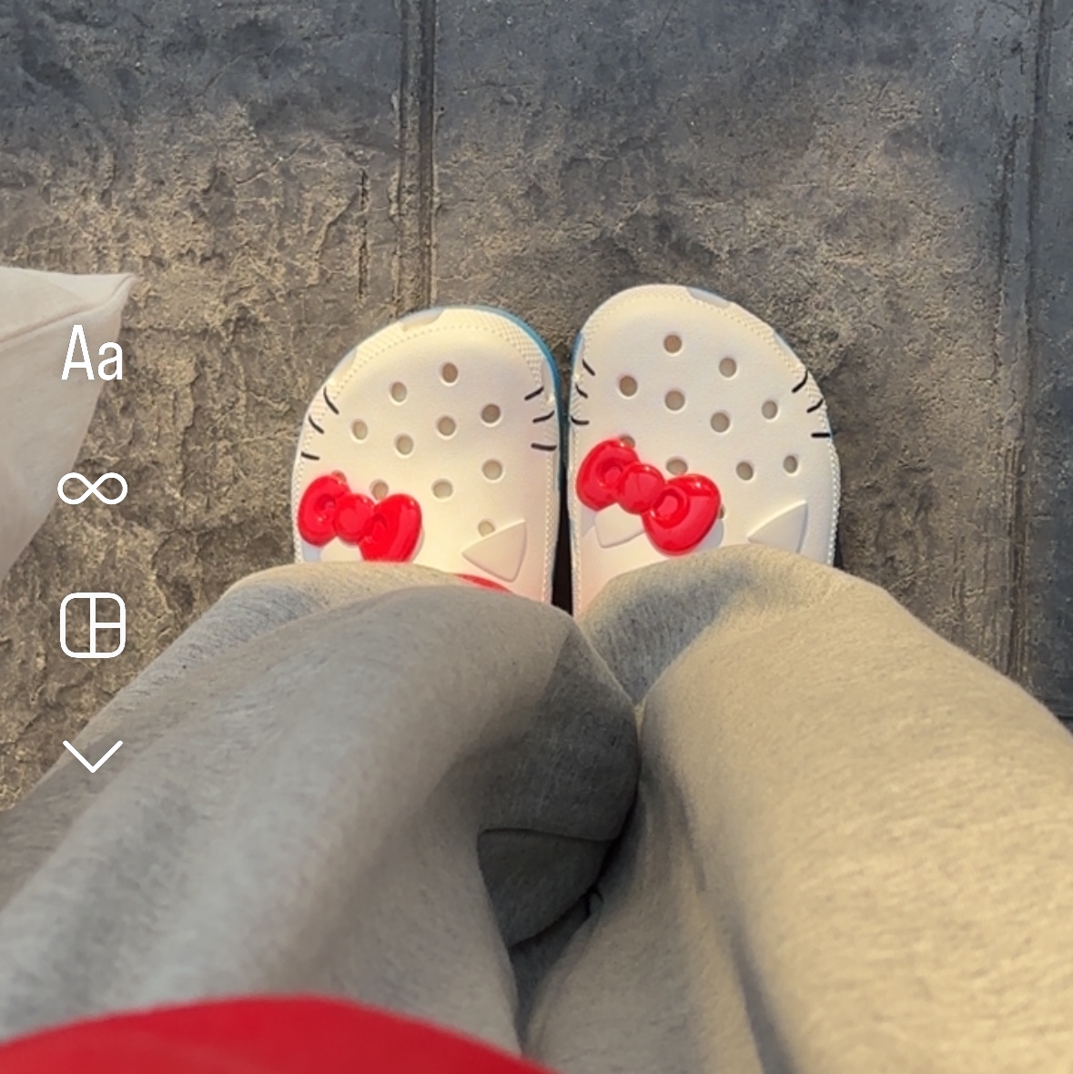 (W) Crocs x Hello Kitty Classic Clog White 착용 스타일