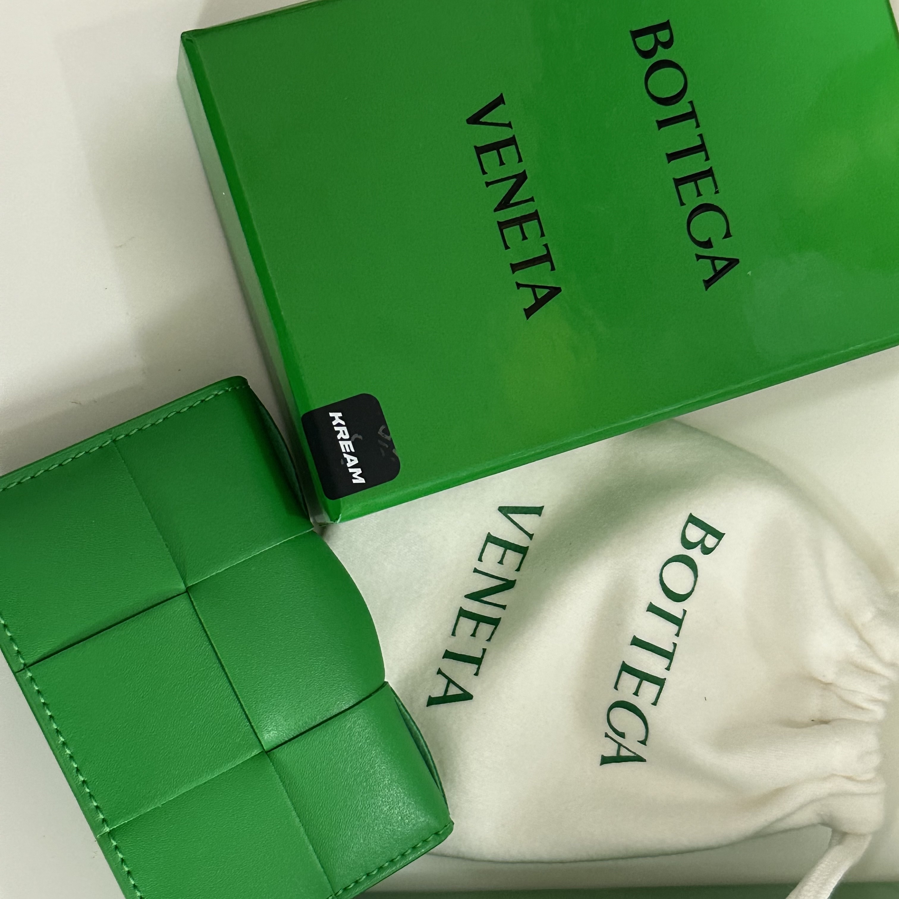 Bottega Veneta Flap Card Case Parakeet 착용 스타일