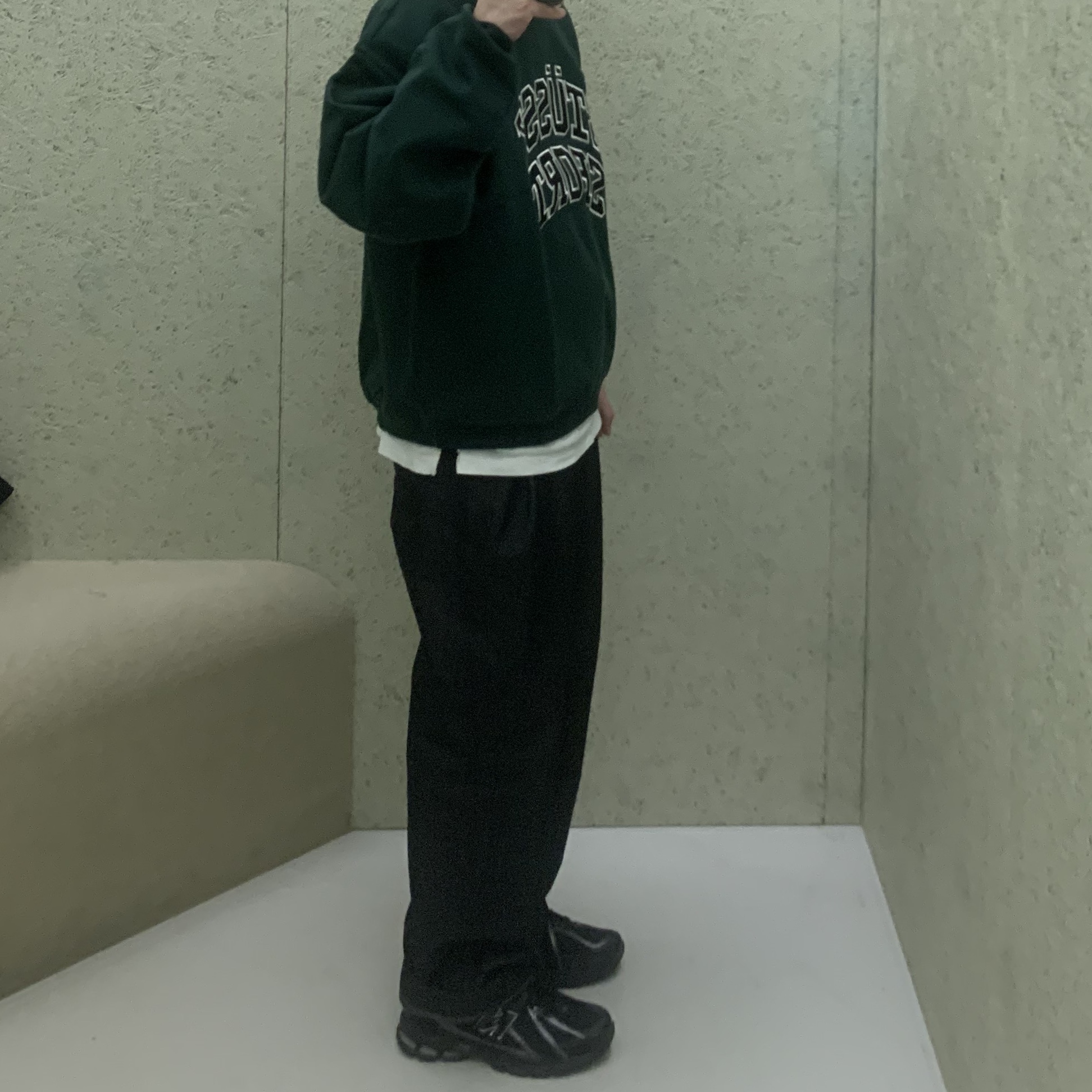 Stussy Sport Relaxed Oversized Crew Pine, New Balance 1906R Black Silver Metallic 착용 스타일 - 2