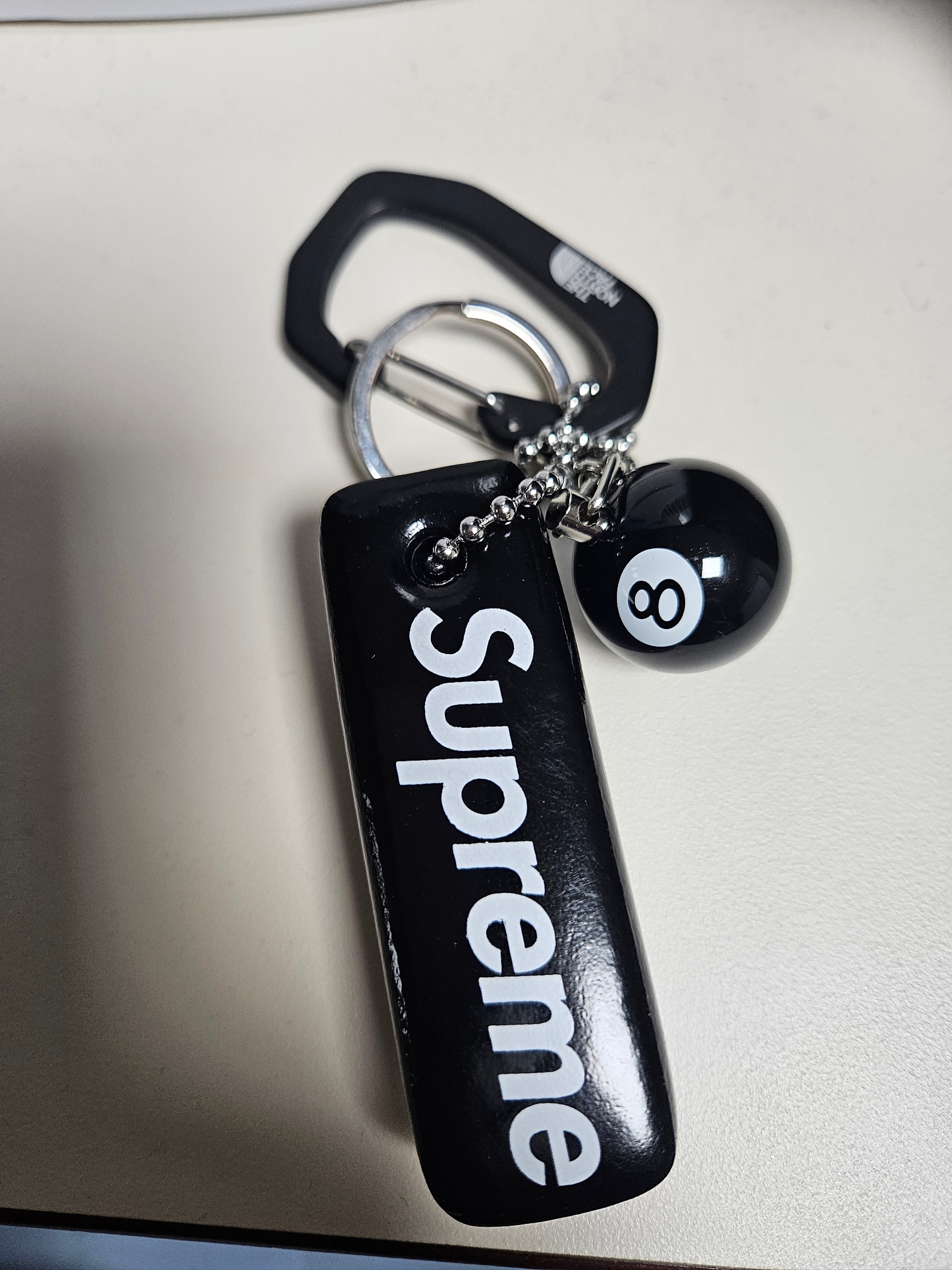 Supreme Floating Keychain Black - 23FW 착용 스타일