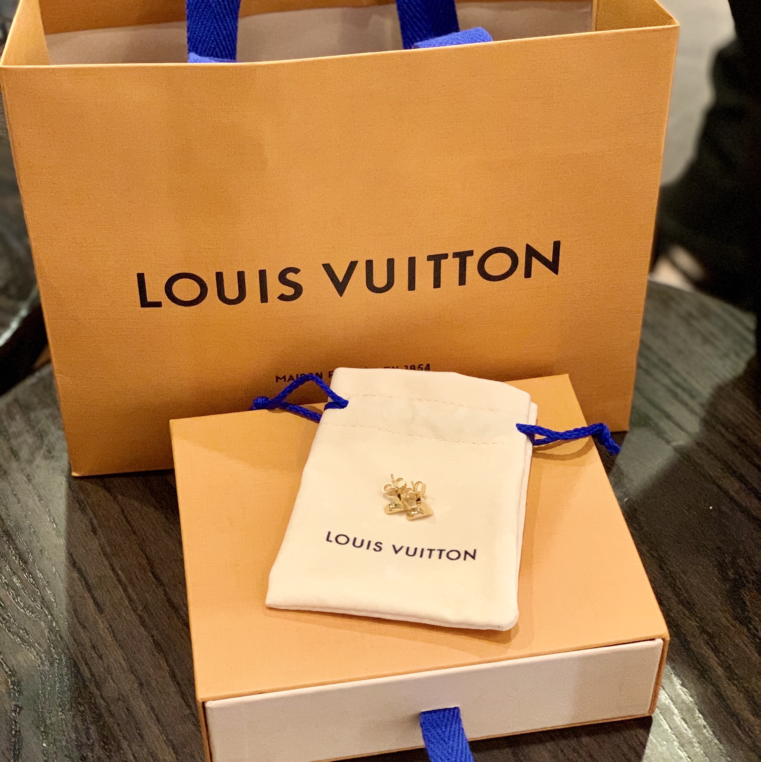 (W) Louis Vuitton Essential V Stud Earrings Gold 착용 스타일