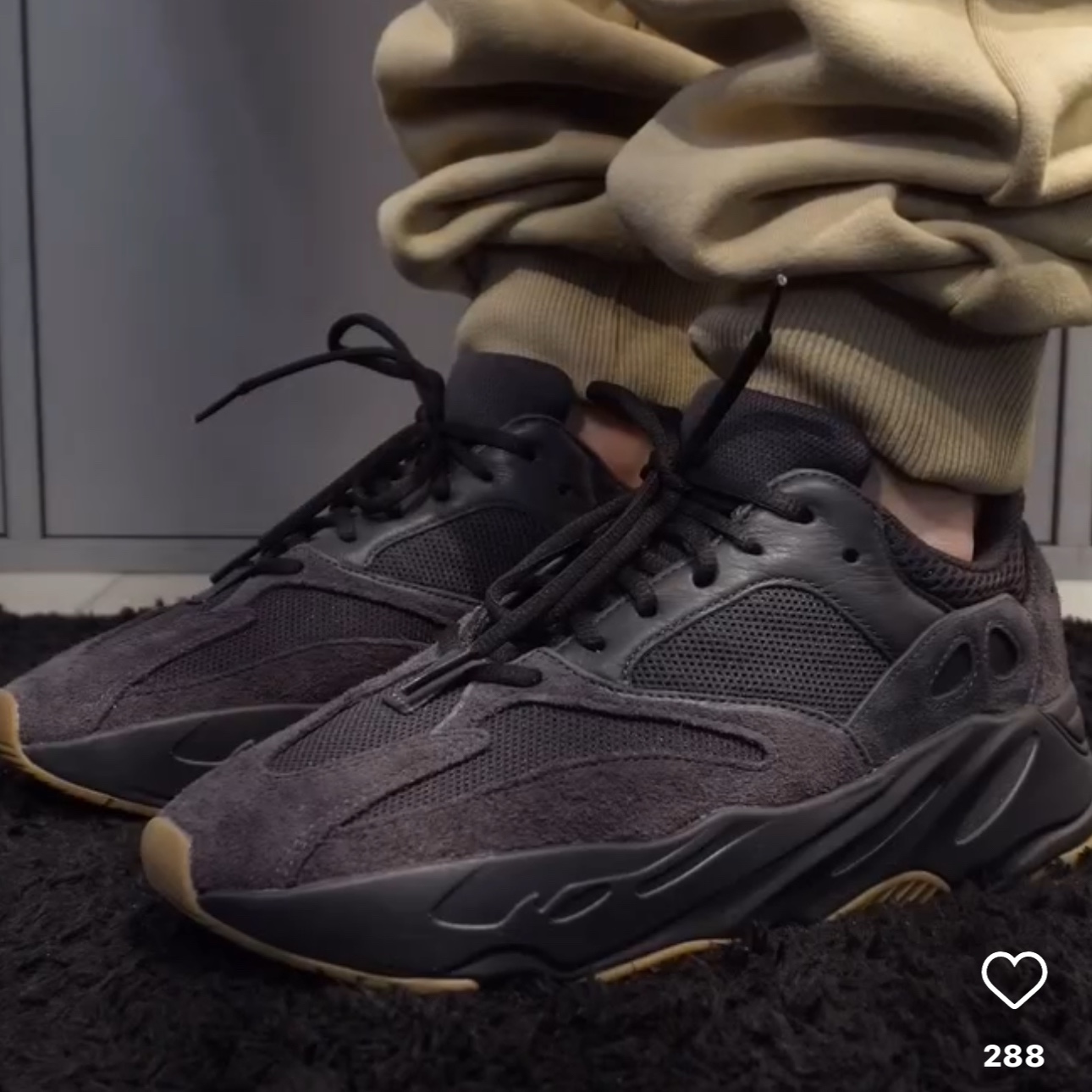 Adidas Yeezy Boost 700 Utility Black 2023 착용 스타일 - 9