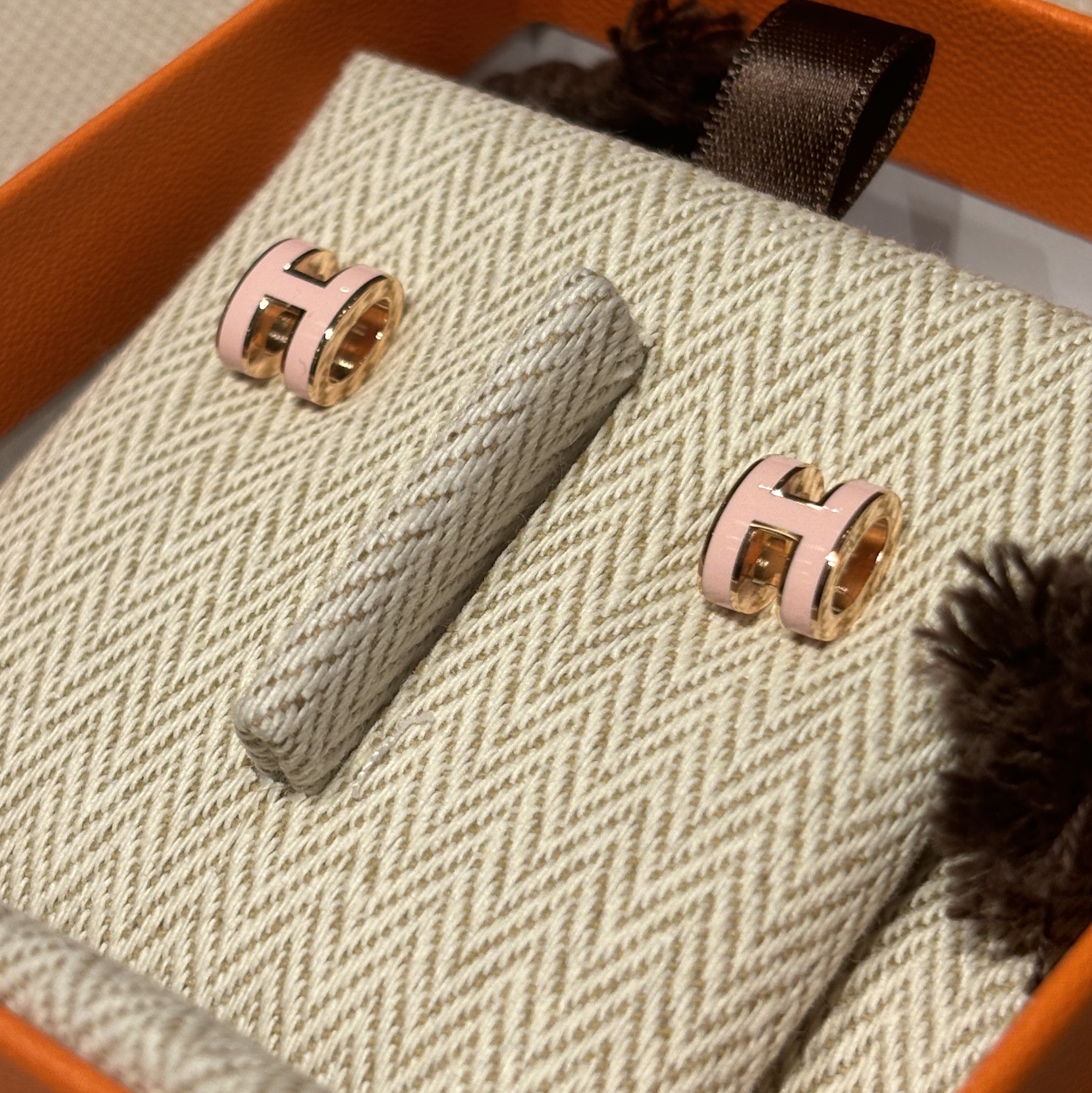 (W) Hermes Mini Pop H Earrings Rose Gold & Rose Dragee 착용 스타일 - 2