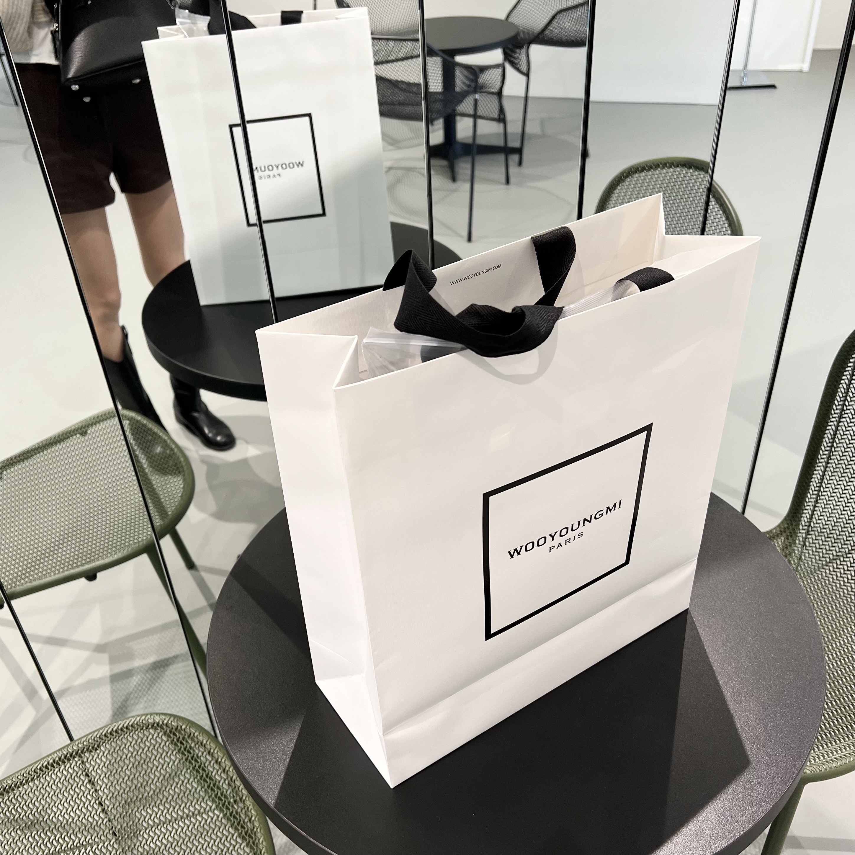 Wooyoungmi Flower Back Logo Hoodie Black - 23FW 착용 스타일 - 1