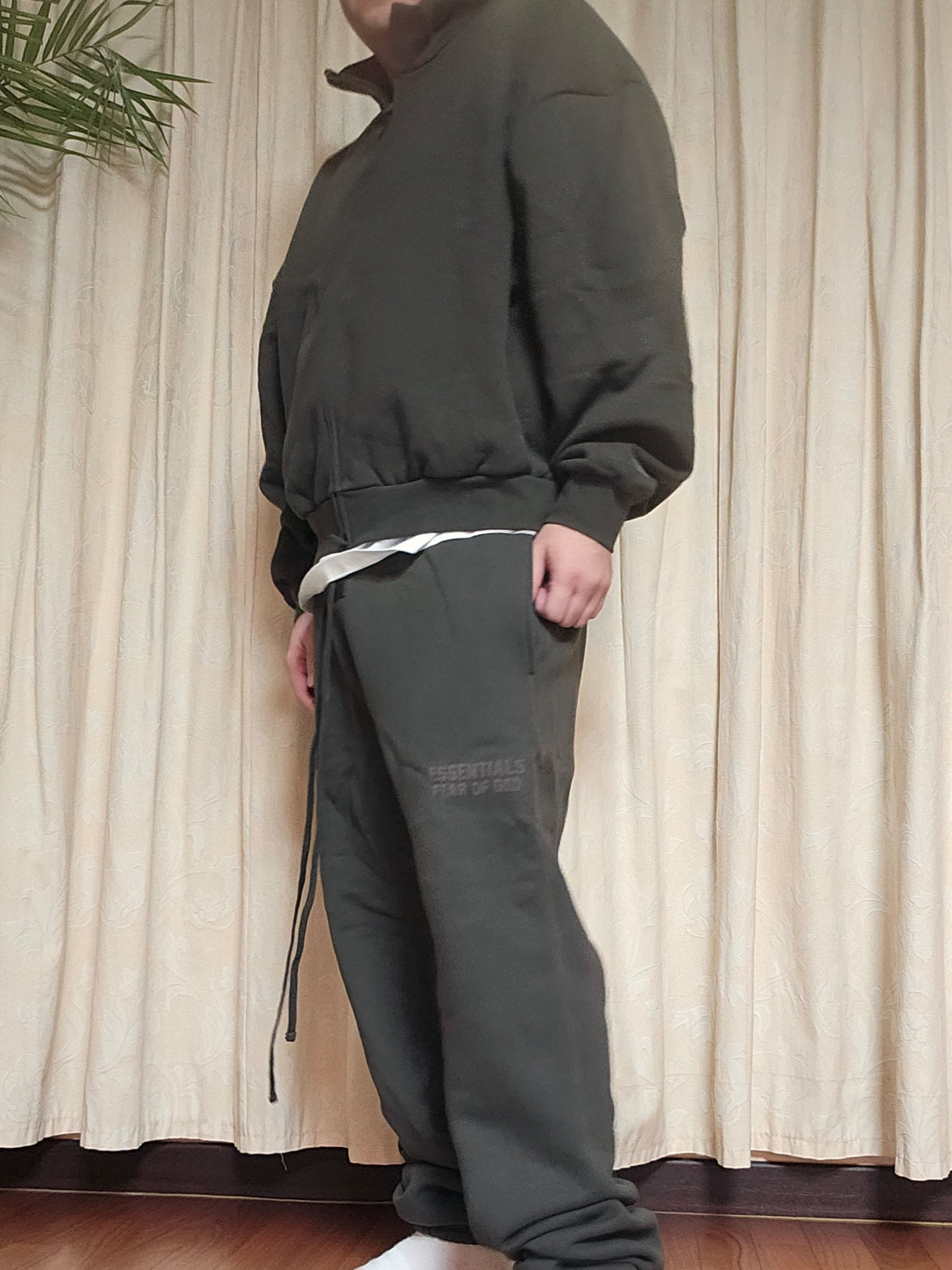 (W) Essentials Full Zip Jacket Off Black - 23SS, Essentials Sweatpants Off Black - 23SS 착용 스타일 - 4