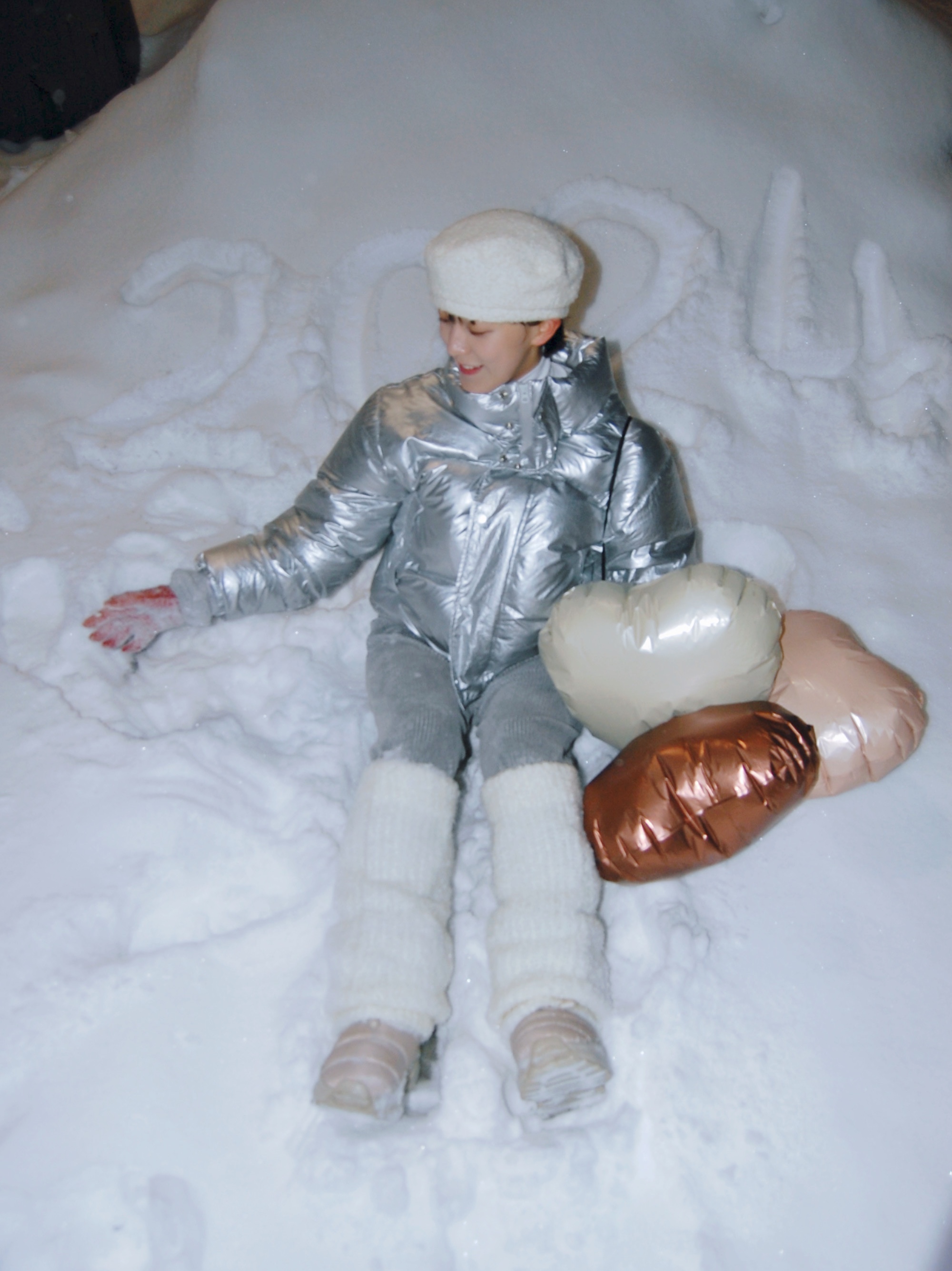 Millo Women Curved Short Puffer Jacket Silver 착용 스타일 - 3