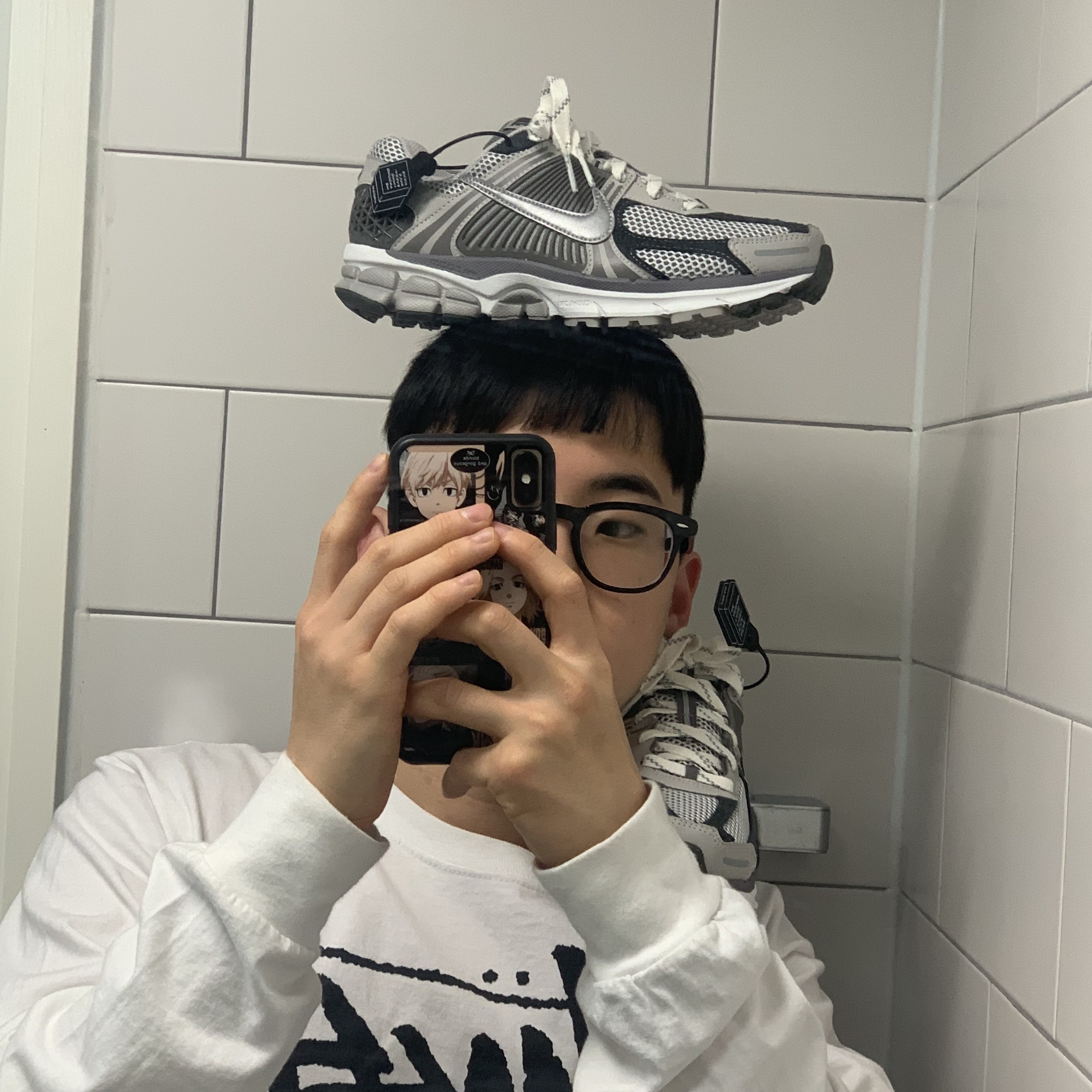 Nike Zoom Vomero 5 PRM Light Iron Ore and Flat Fewter, Stussy World Tour LS T-Shirt White 2023 착용 스타일