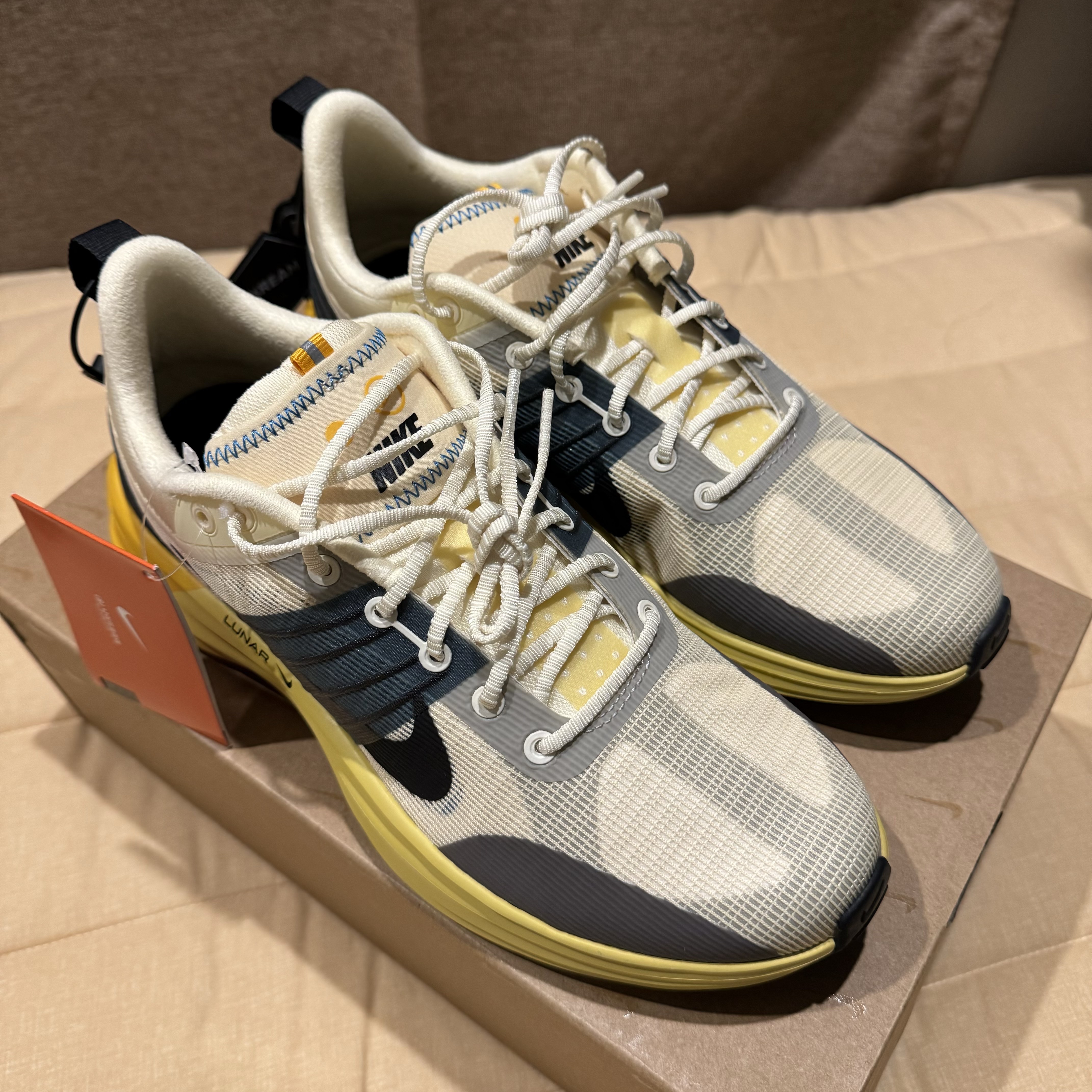 Nike Lunar Roam Alabaster and Green Abyss 착용 스타일