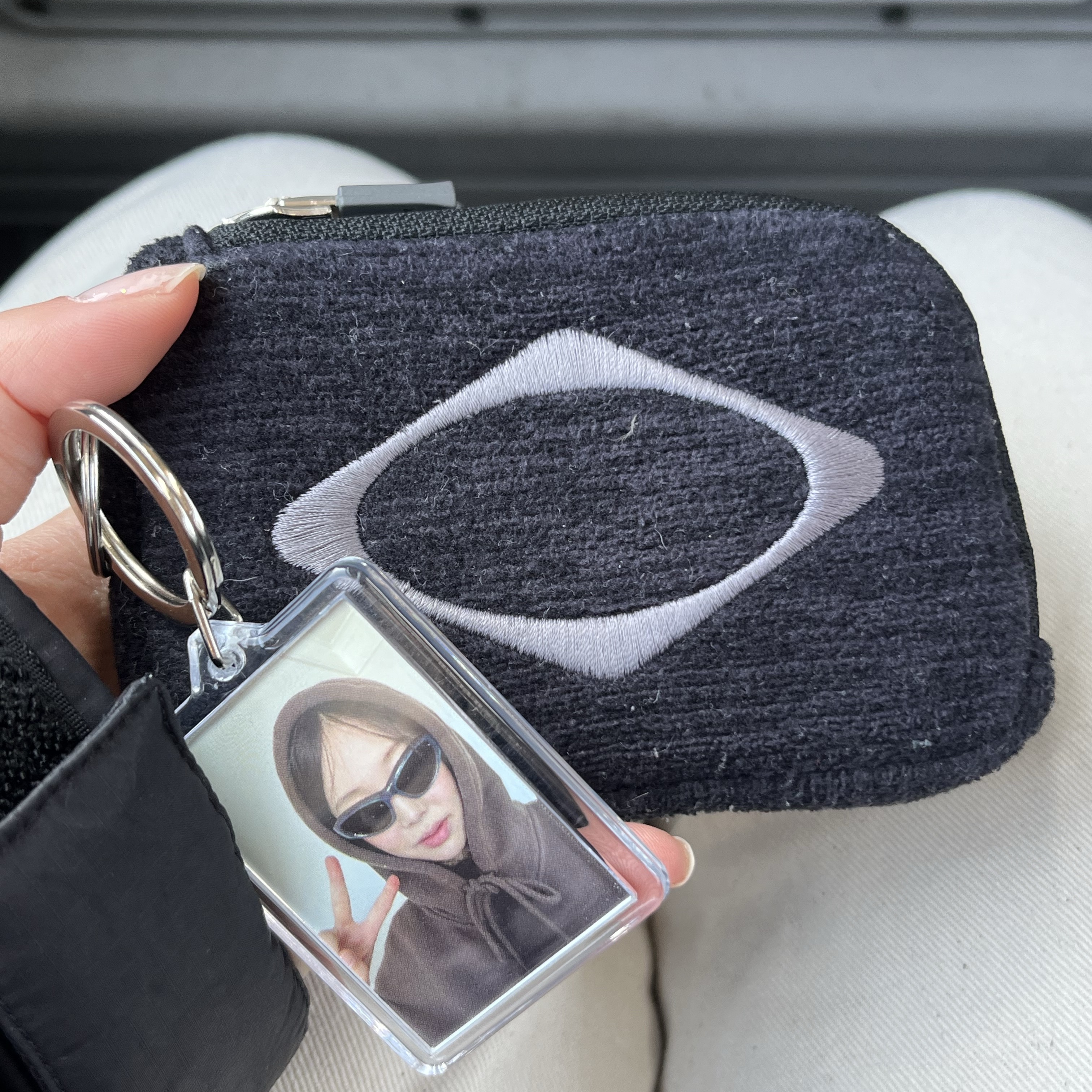Meenoi Selfie Keyring, Mischief Rhombus Carabiner Mini Pouch Charcoal 착용 스타일