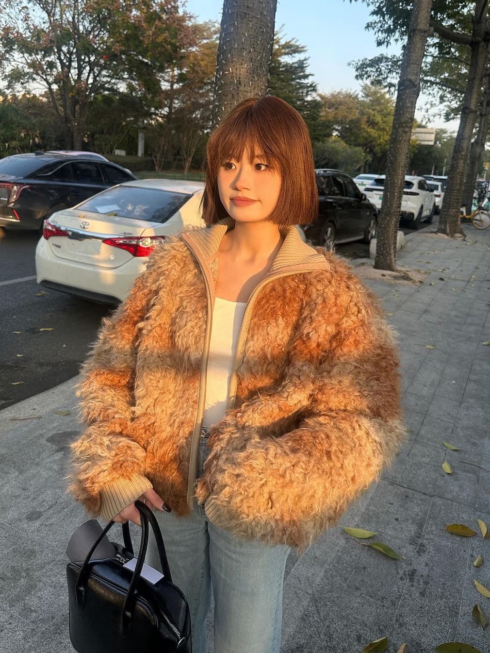 니히 우먼 스퀘어 백 블랙 착용 스타일