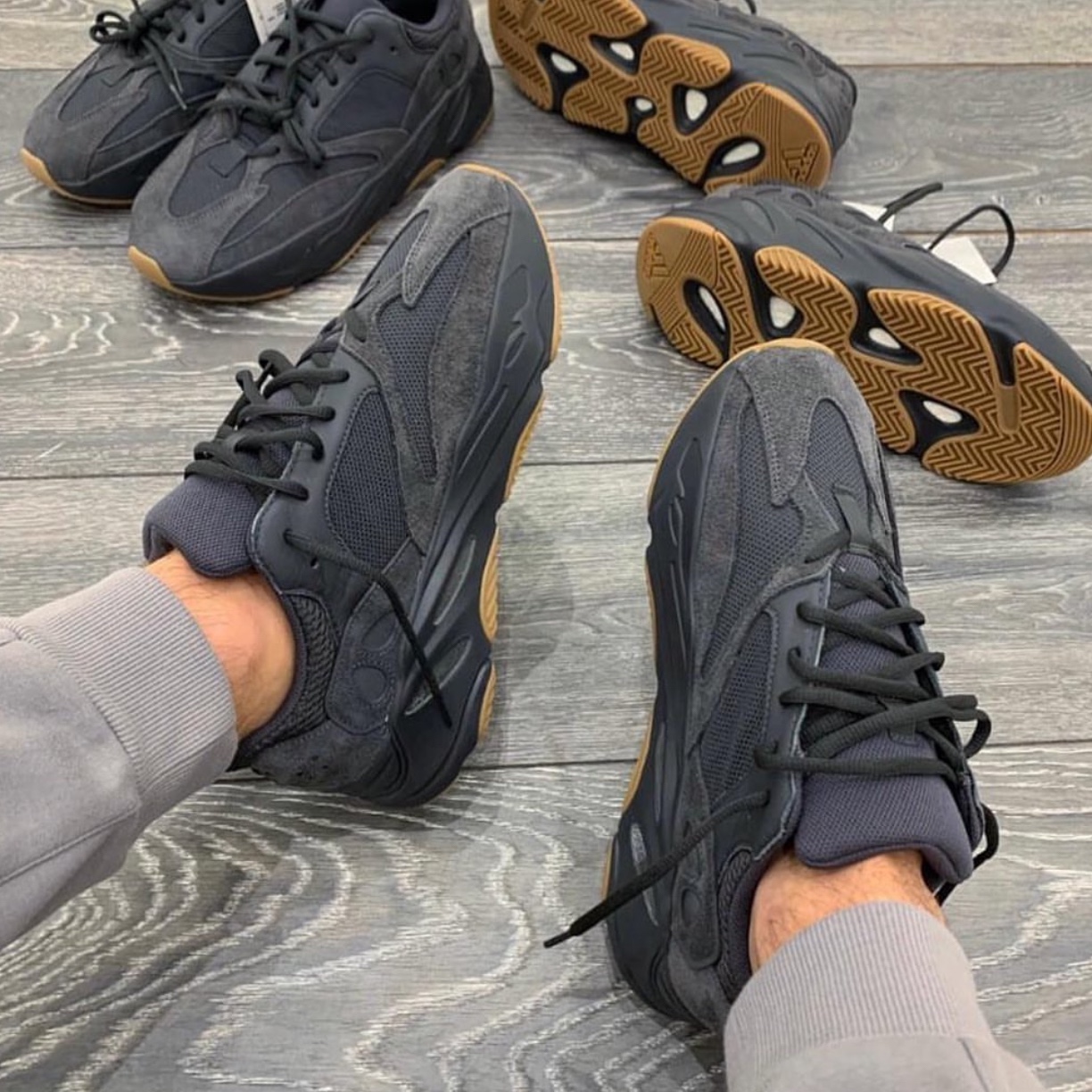 Adidas Yeezy Boost 700 Utility Black 2023 착용 스타일 - 5