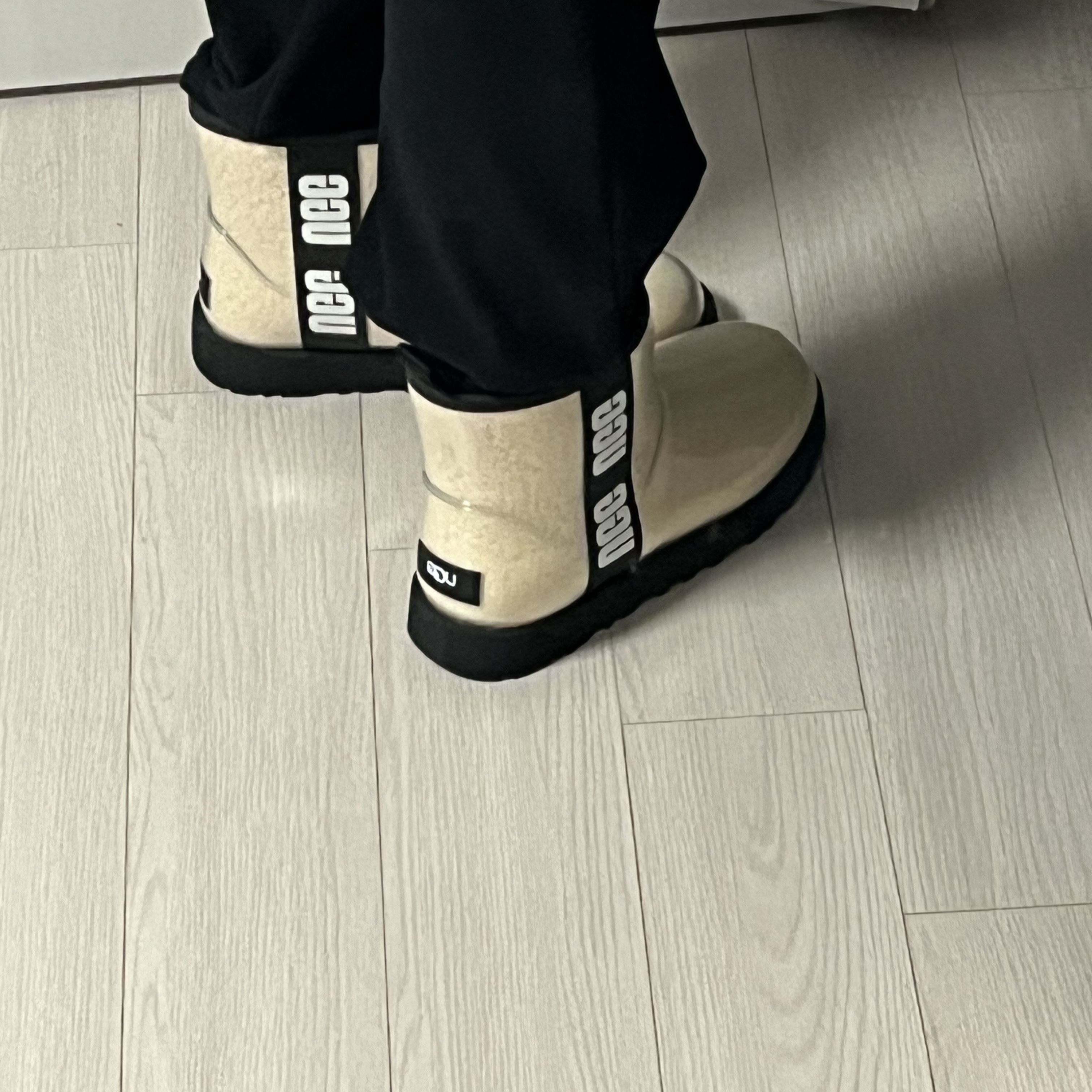 (W) UGG Classic Clear Mini Boots Natural Black 착용 스타일 - 6