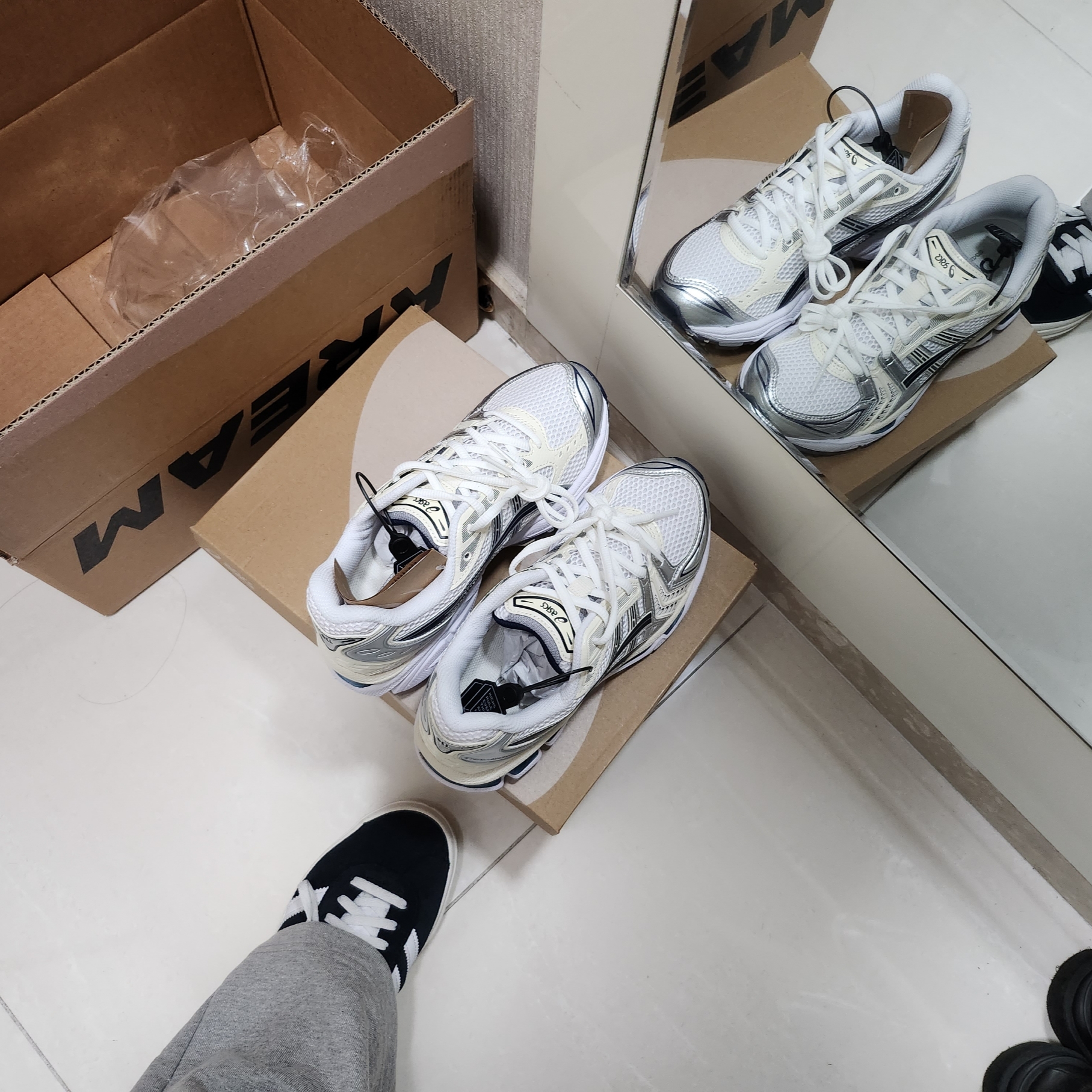 (W) Asics Gel-Kayano 14 White Midnight 착용 스타일 - 2