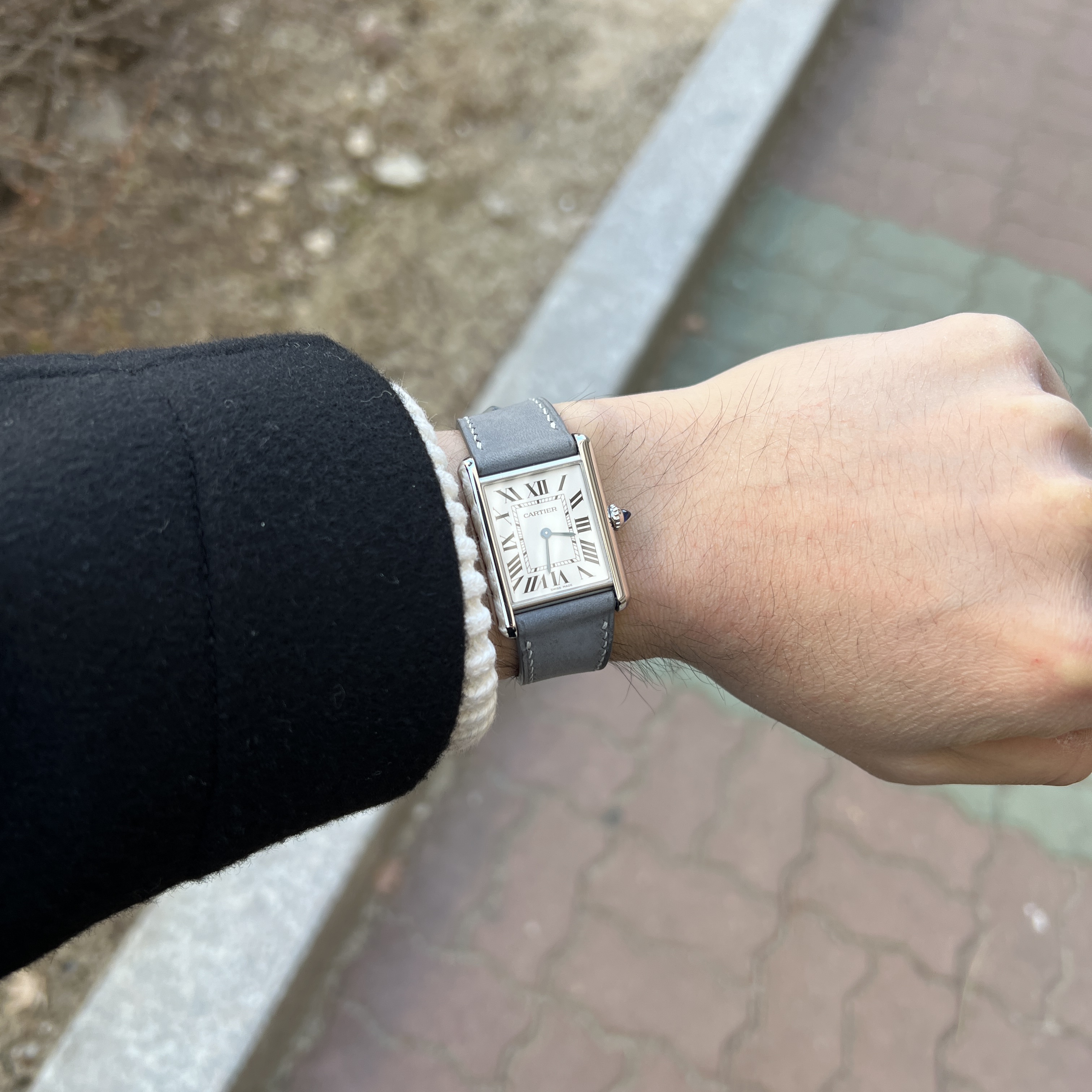 Cartier Tank Must Watch Large Quartz Steel Calfskin Black 착용 스타일 - 2