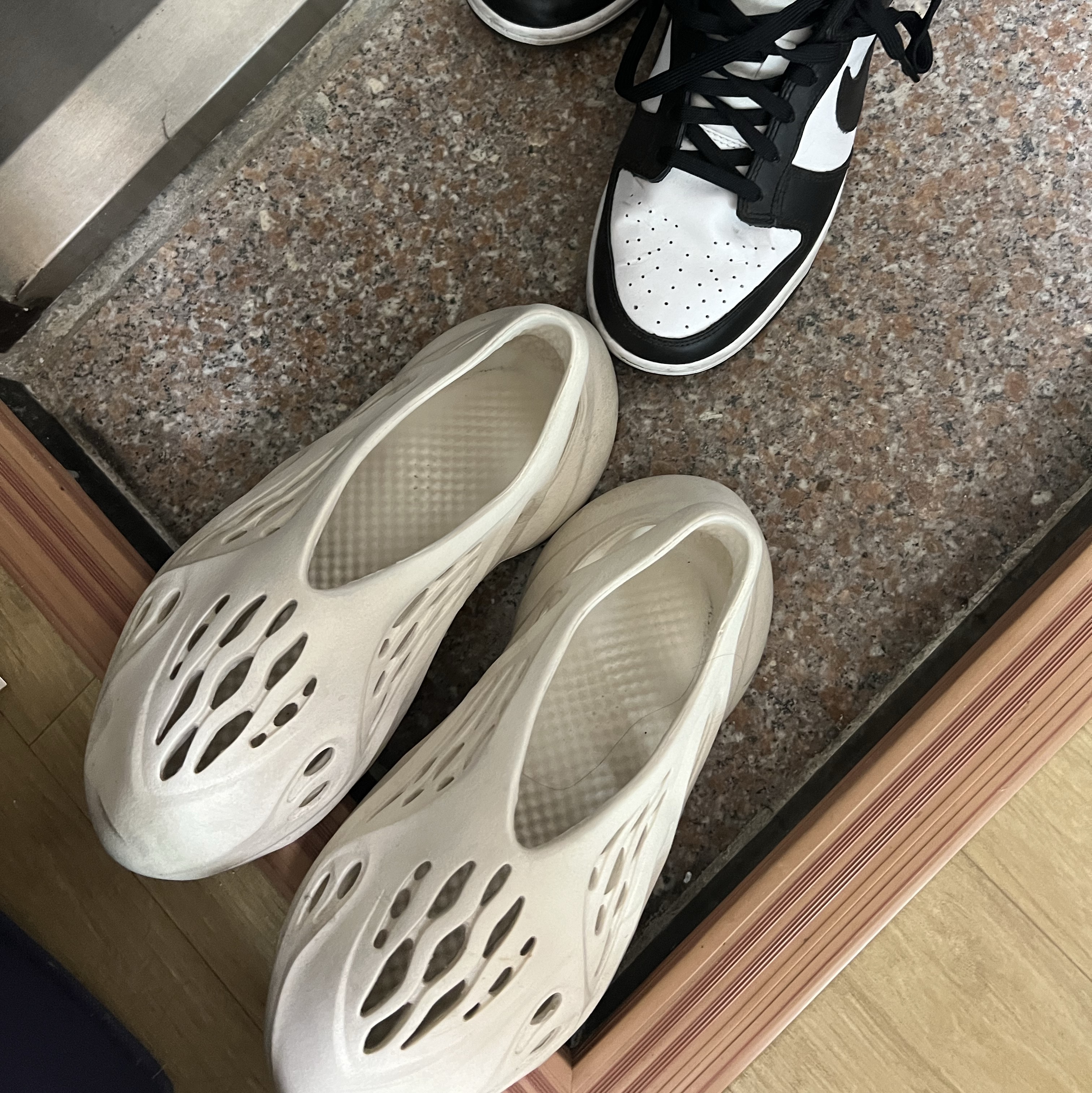 Adidas Yeezy Foam RNNR Sand 착용 스타일