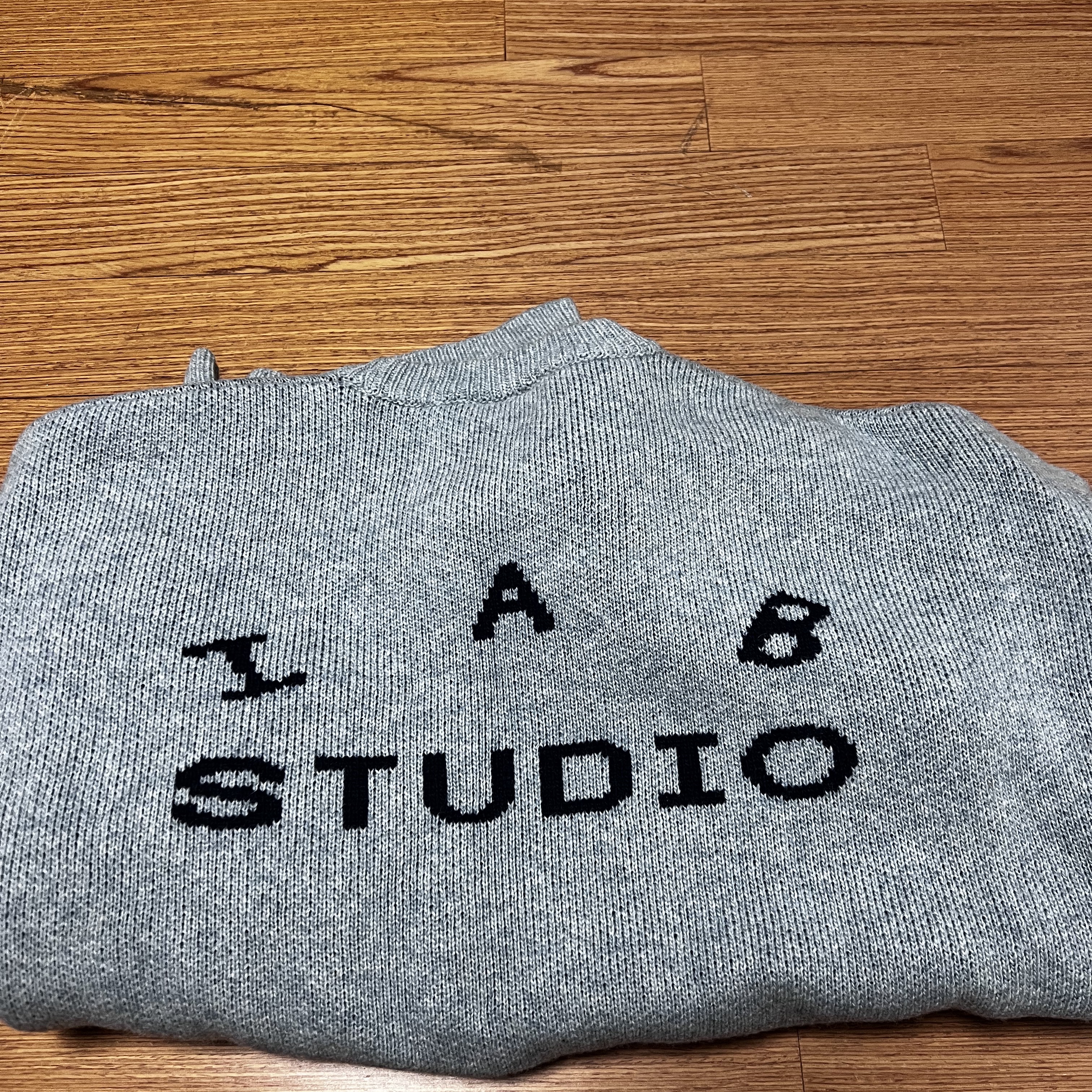 IAB Studio Knit Steel Blue 착용 스타일